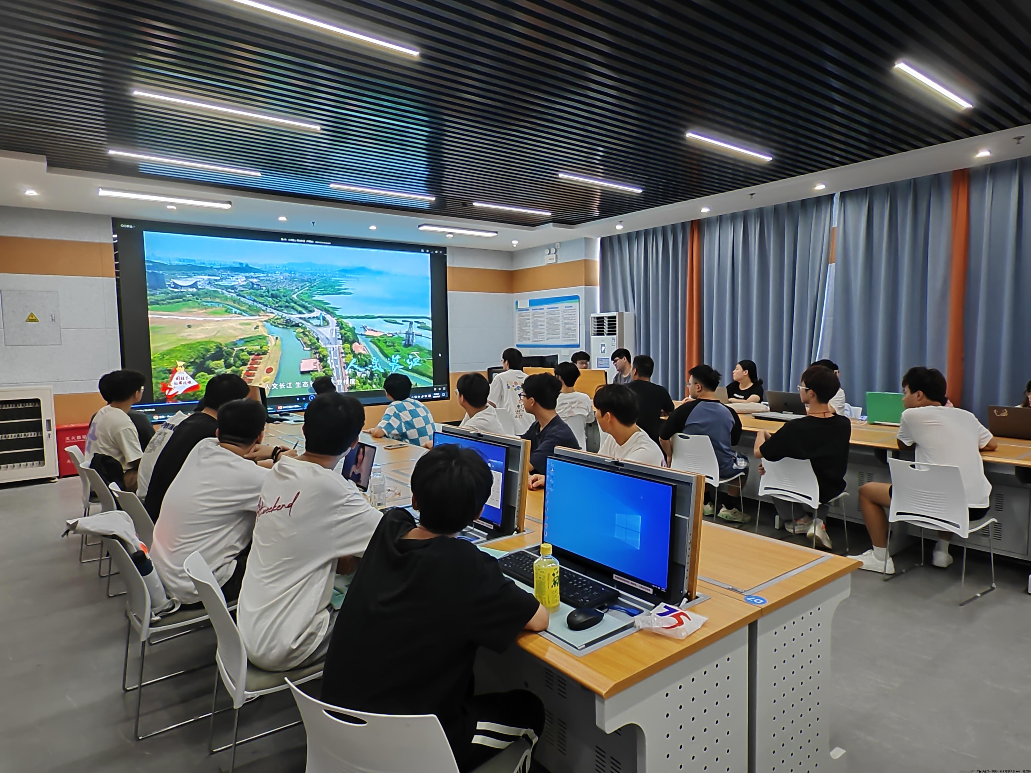 学生观看国旗下讲话.jpg