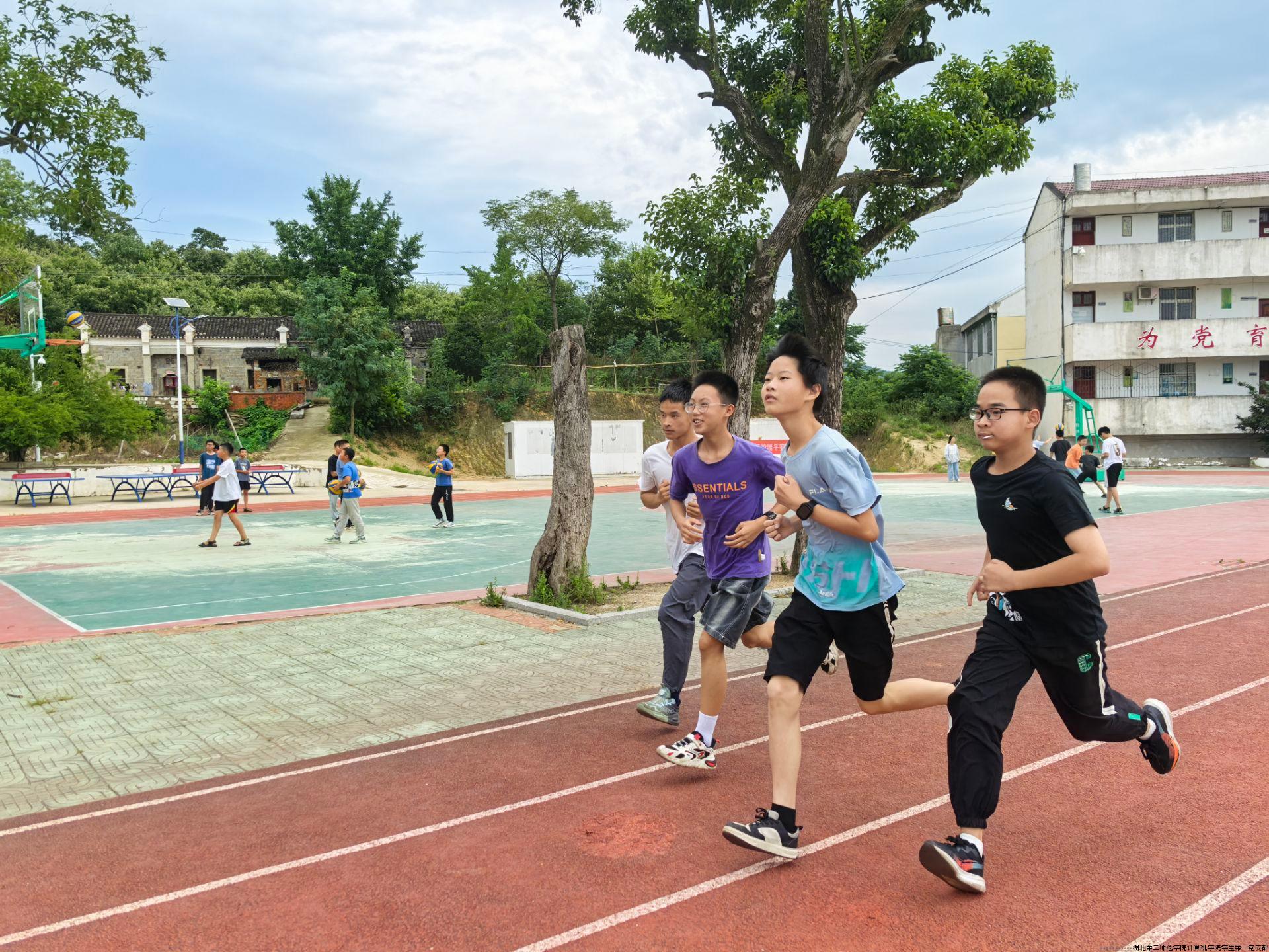 图为体育课上小朋友肆意奔跑。韩志鹏 供图.jpg