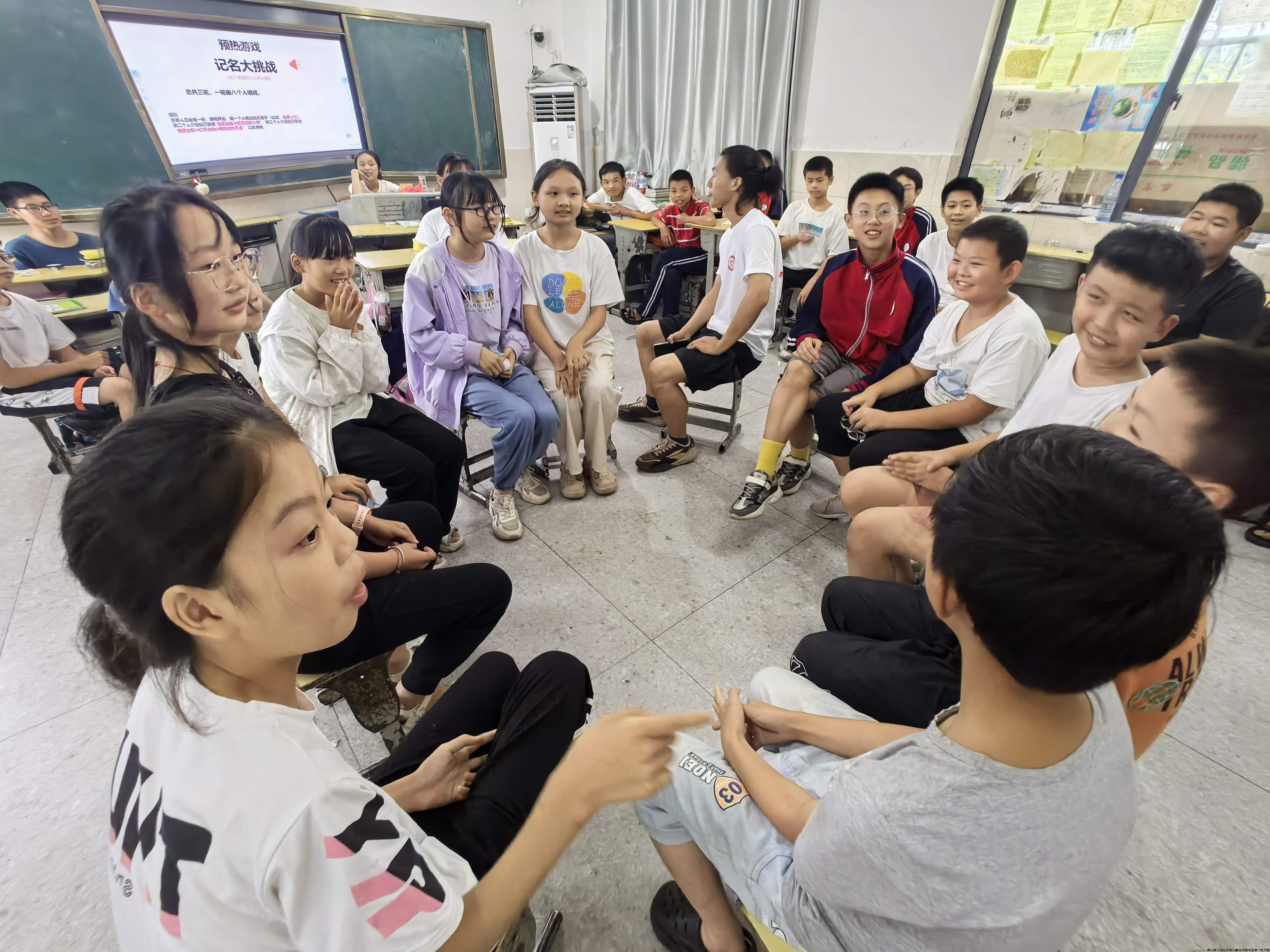 图为班会上小朋友玩“记名大挑战”游戏。韩志鹏 供图.jpg