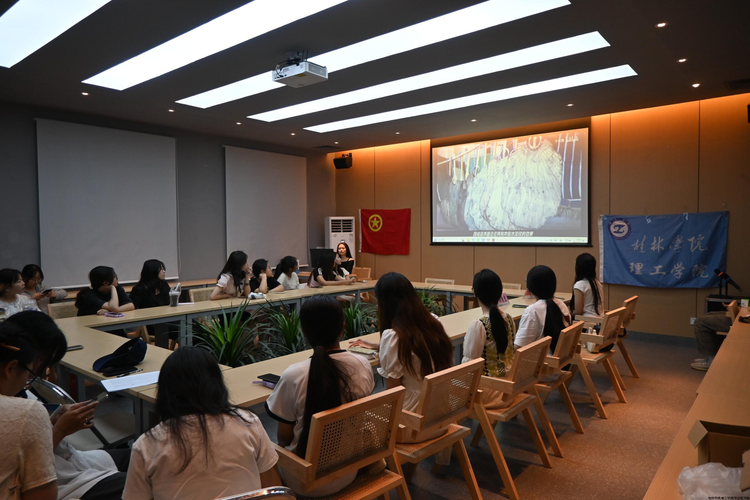 同学们在认真听讲.png.jpeg 同学们在认真听讲.png.jpeg