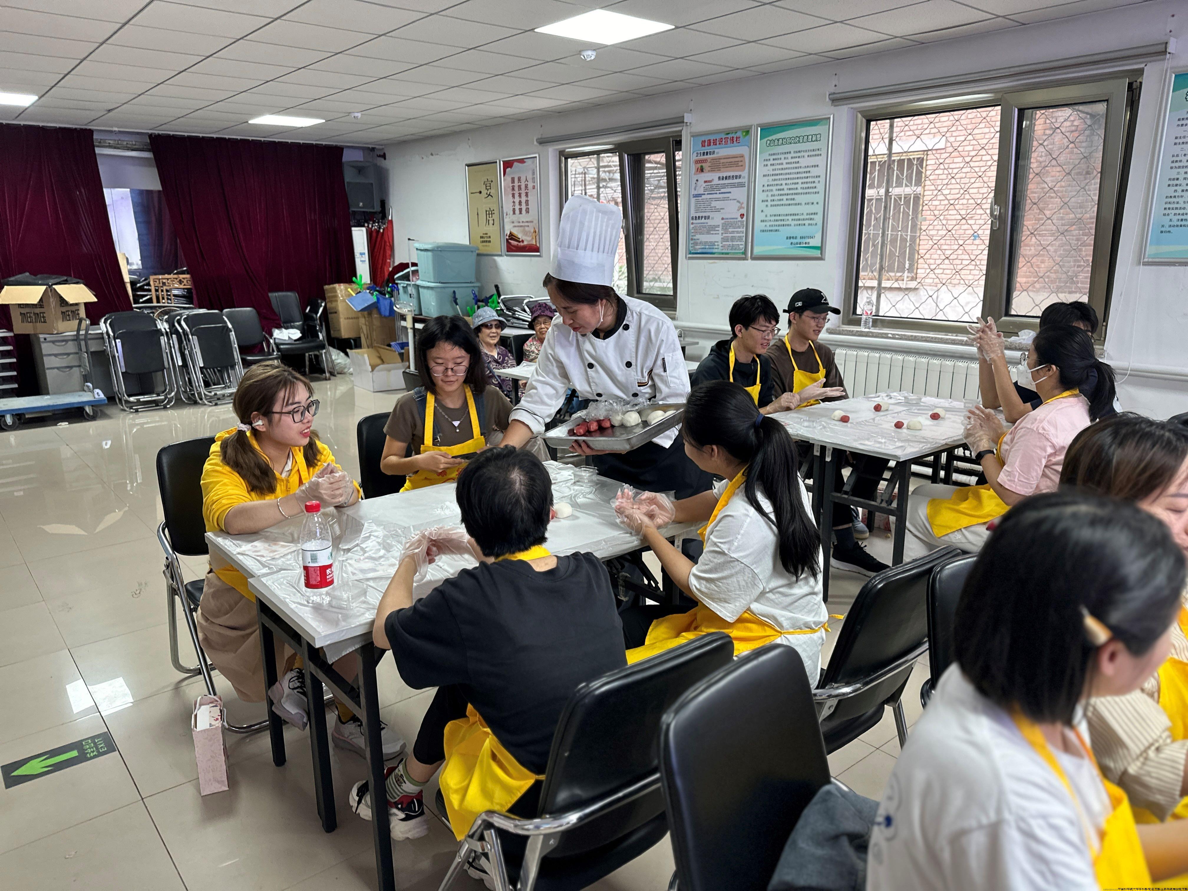 糕点师分发食材.jpg