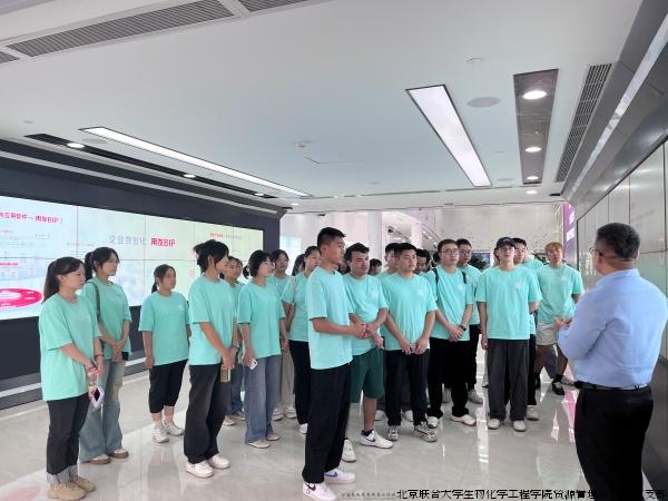 参观用友数智企业体验馆.jpg 参观用友数智企业体验馆.jpg