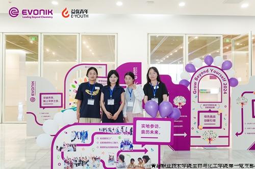 我校参赛学生和指导教师合影.jpg 我校参赛学生和指导教师合影.jpg