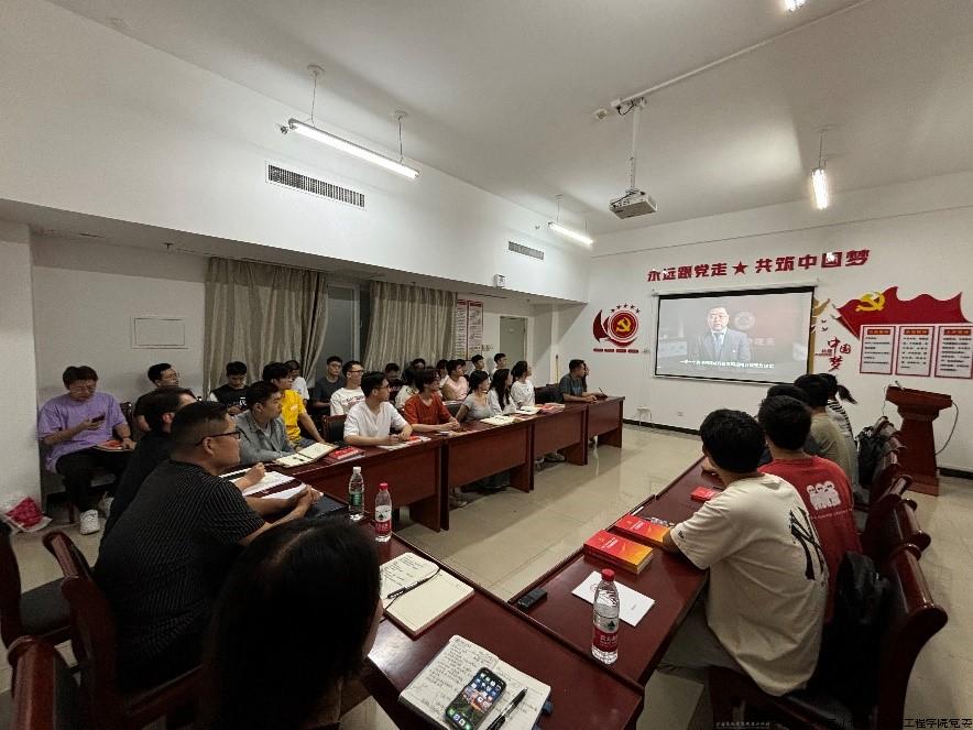 学生党支部书记集体观看微党课.jpg 学生党支部书记集体观看微党课.jpg