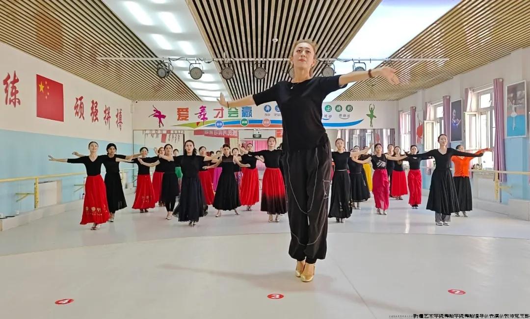 古力米热老师将舞蹈技能倾囊相授给学员们.jpg