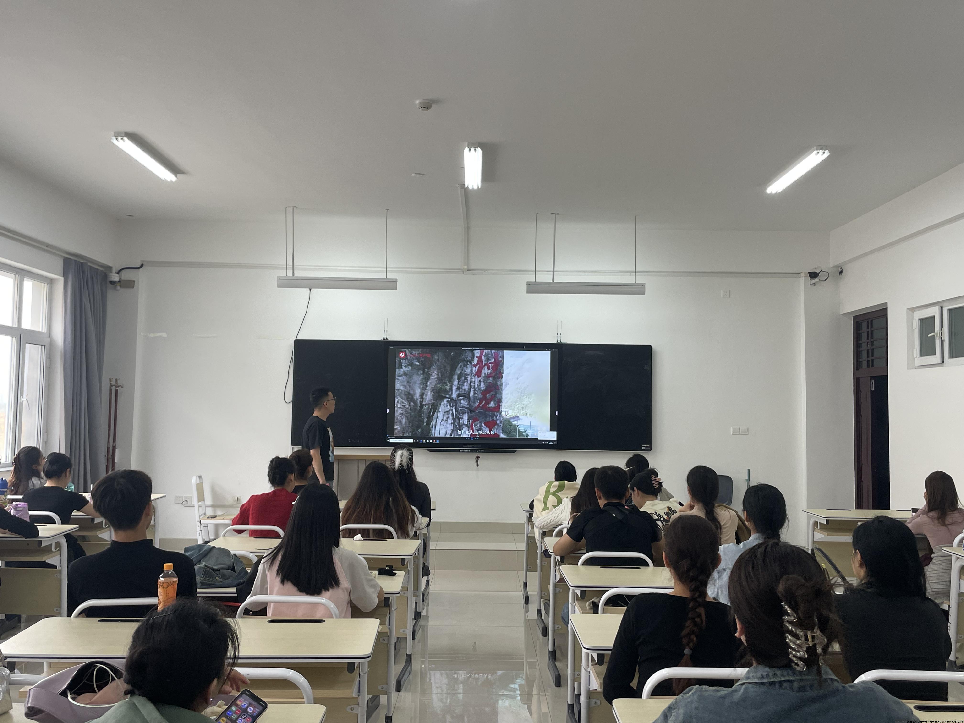 学生观看1.jpg