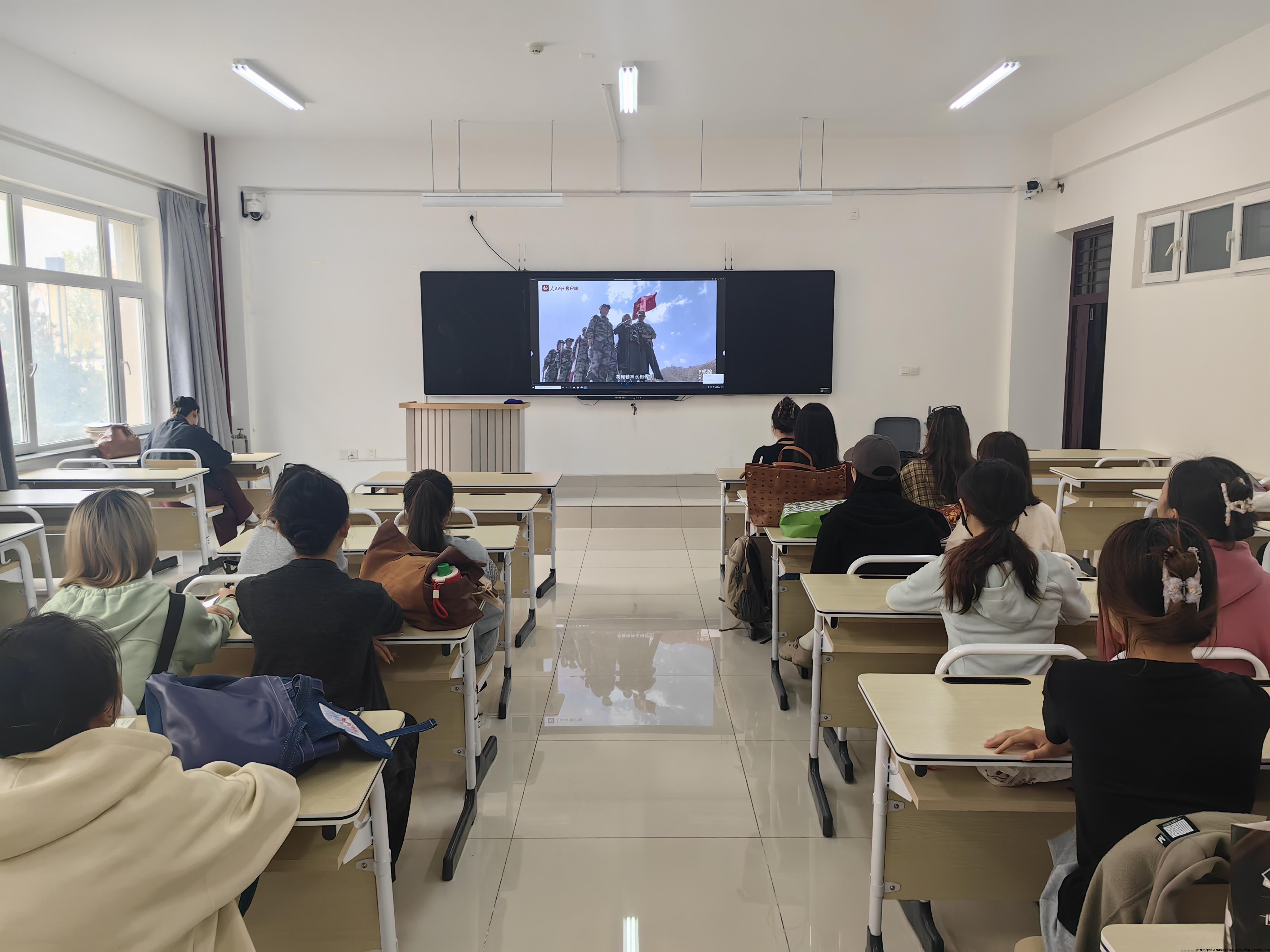 学生观看2.jpg