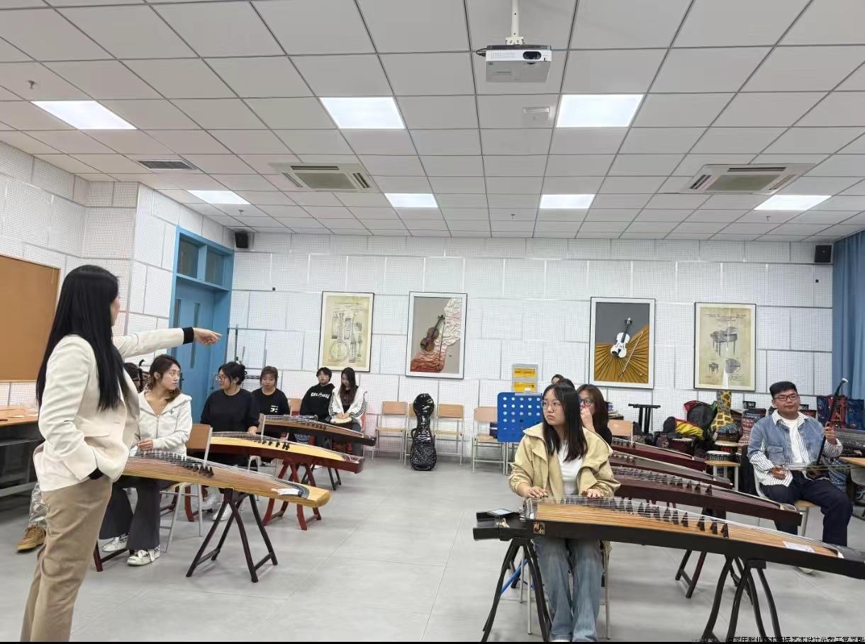 音乐教师带领学生进行节目编排.jpg