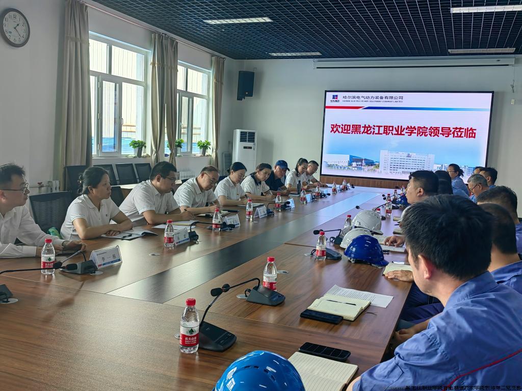 分院教师与动装公司技术专家交流.jpg