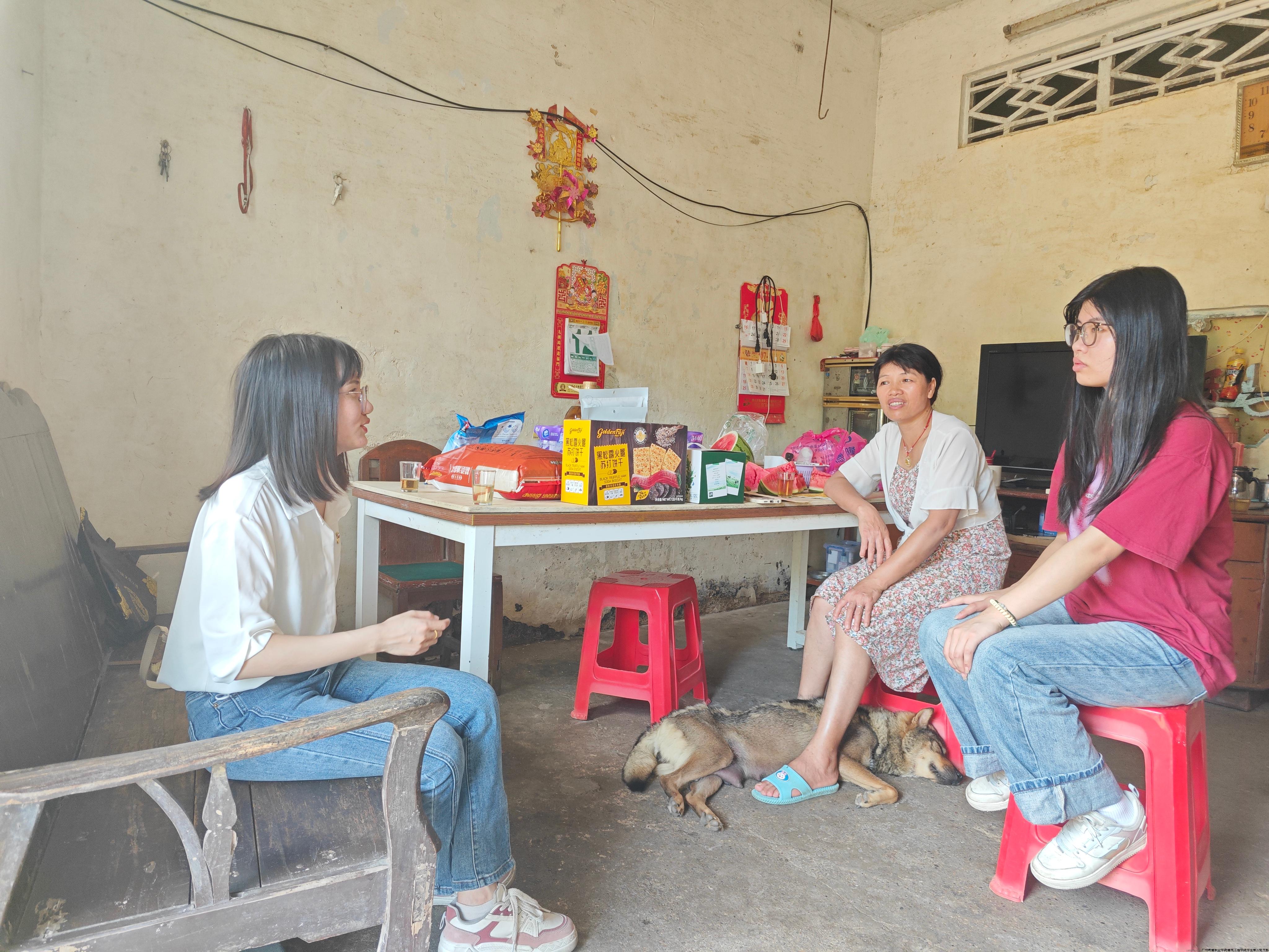（一-2）高子姗老师与家长、学生亲切交谈.jpg