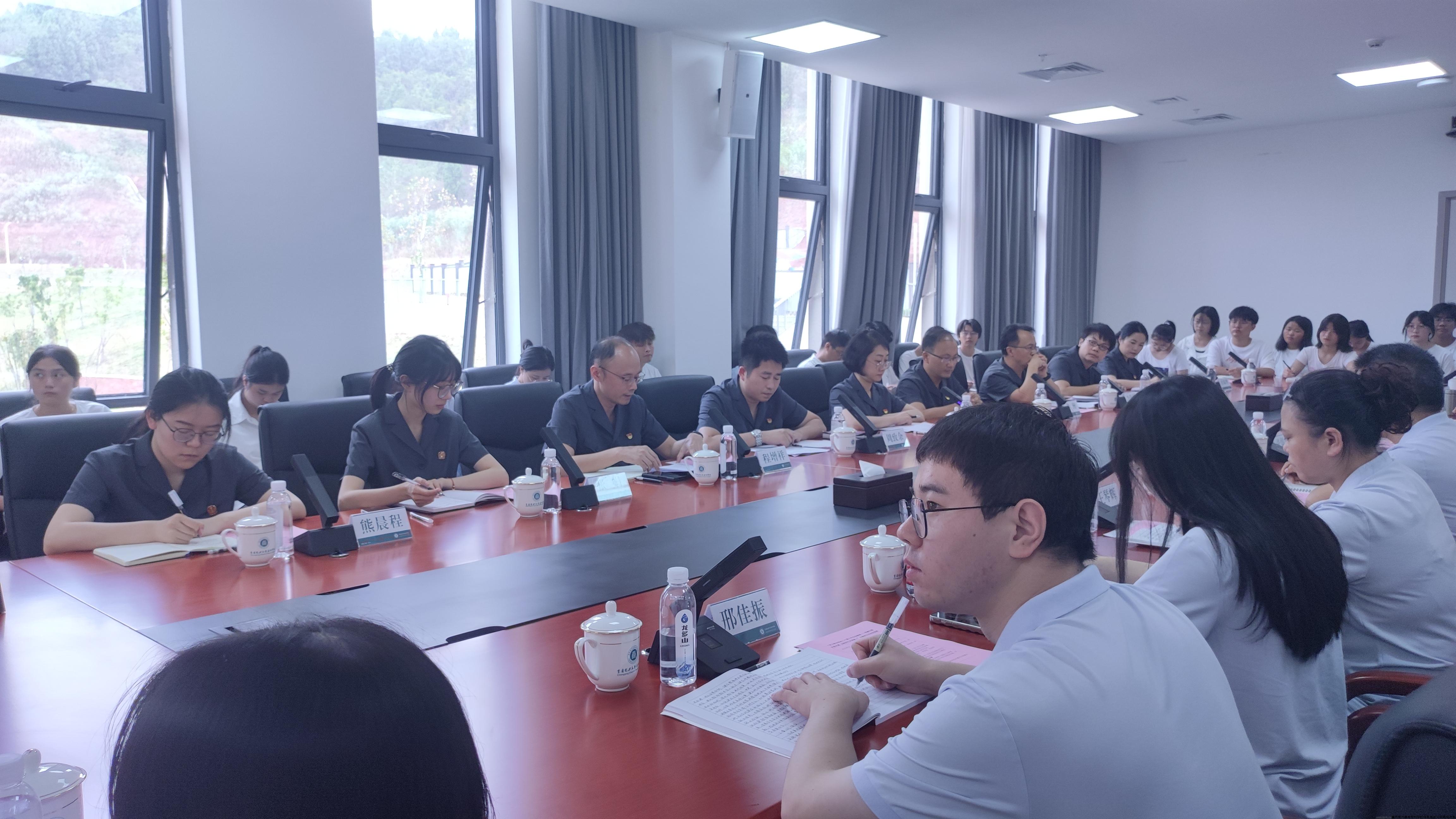 潼南区法院民一庭党支部杜琼华为学生讲授法治课.jpg