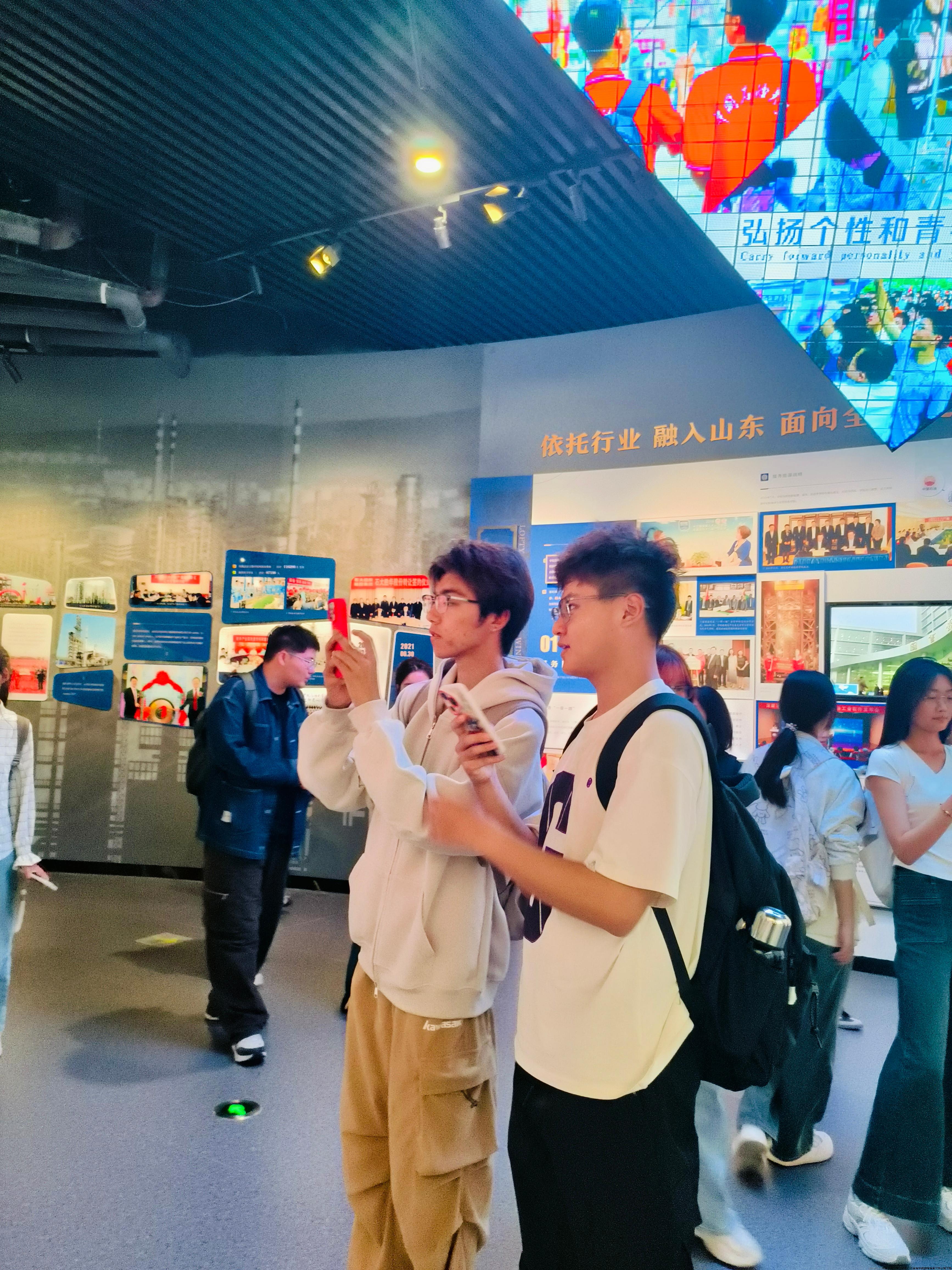 参观校史馆 2.jpg