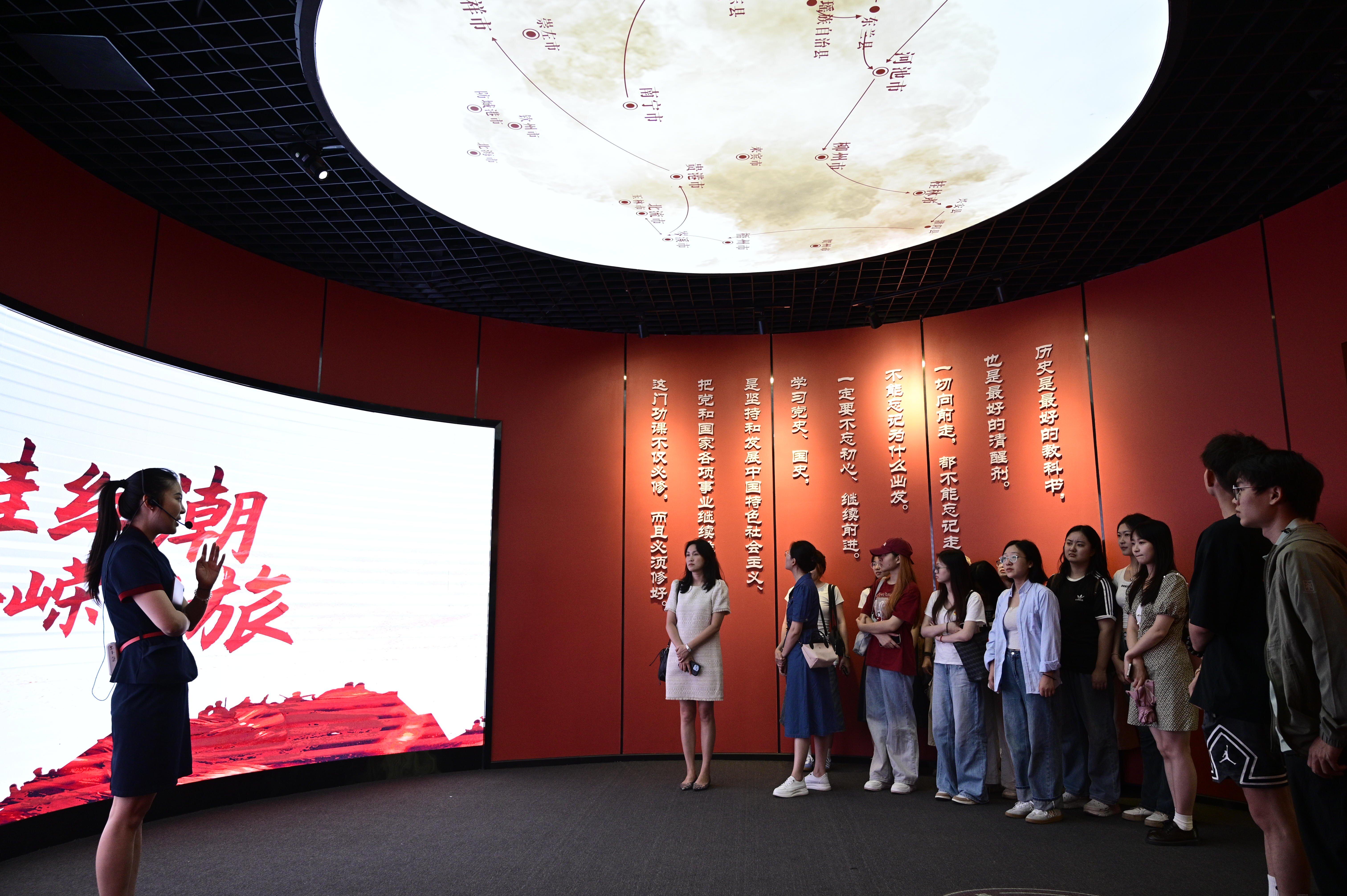 师生认真听讲解