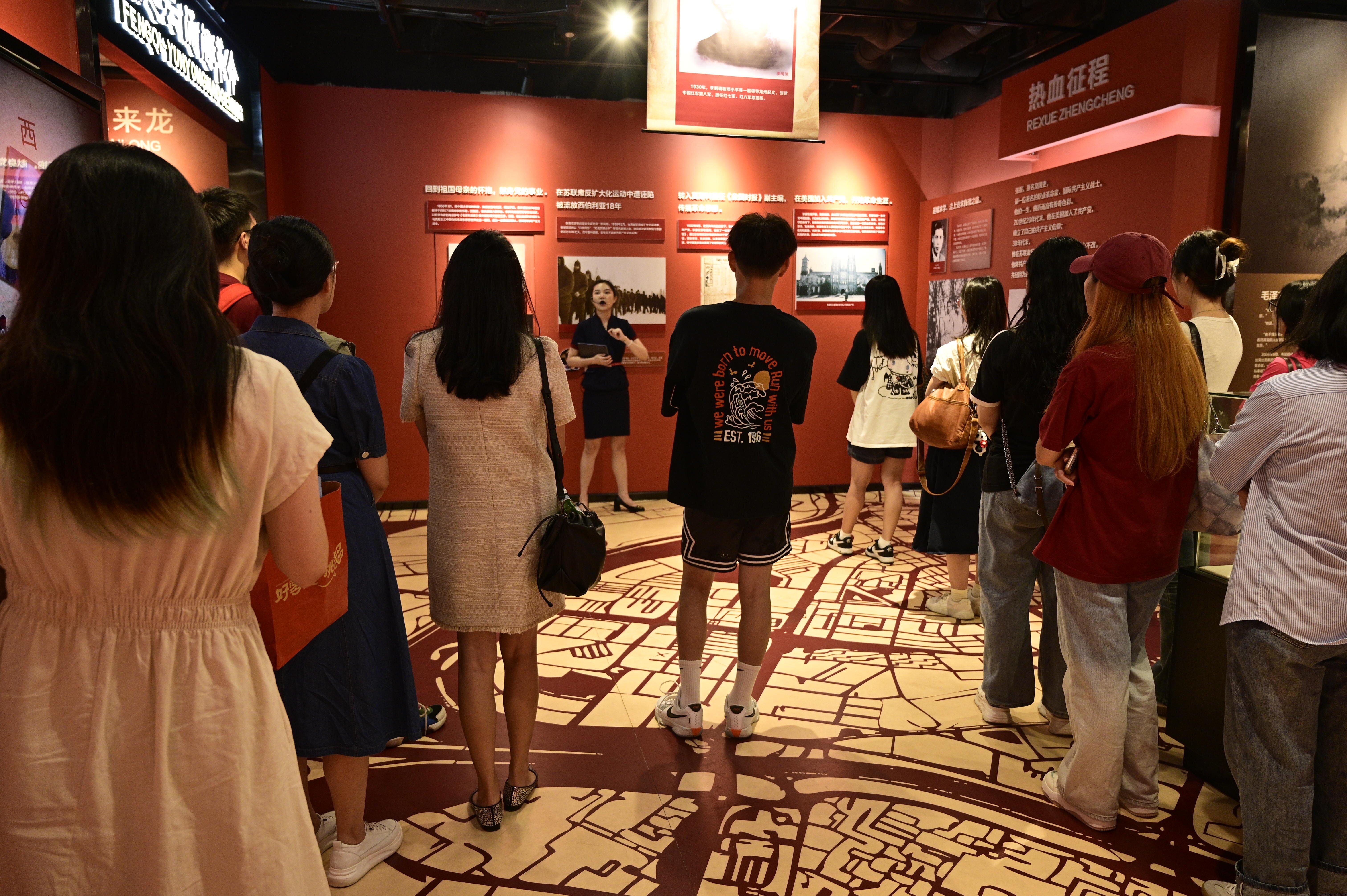 师生认真听讲解