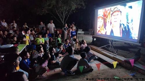 小区居民观影现场.jpg