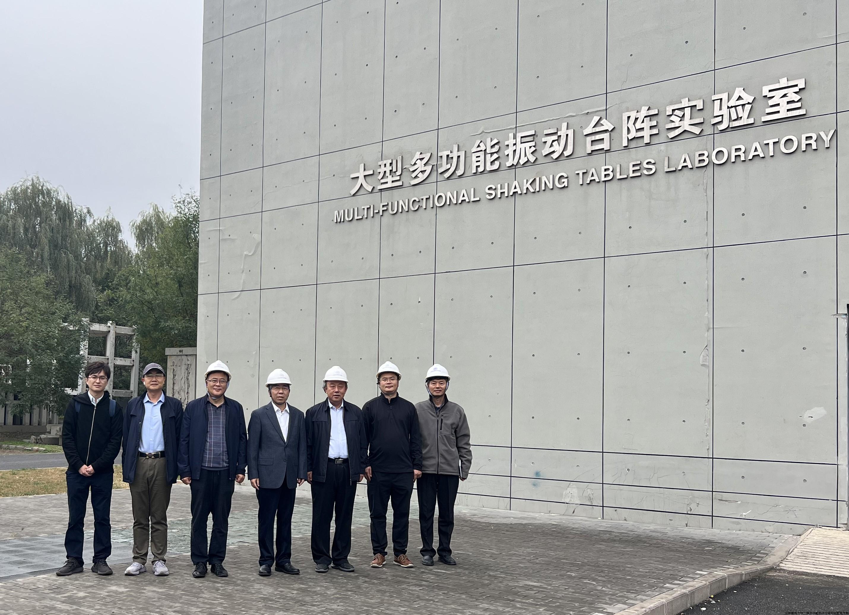 振动台参观.jpg 振动台参观.jpg