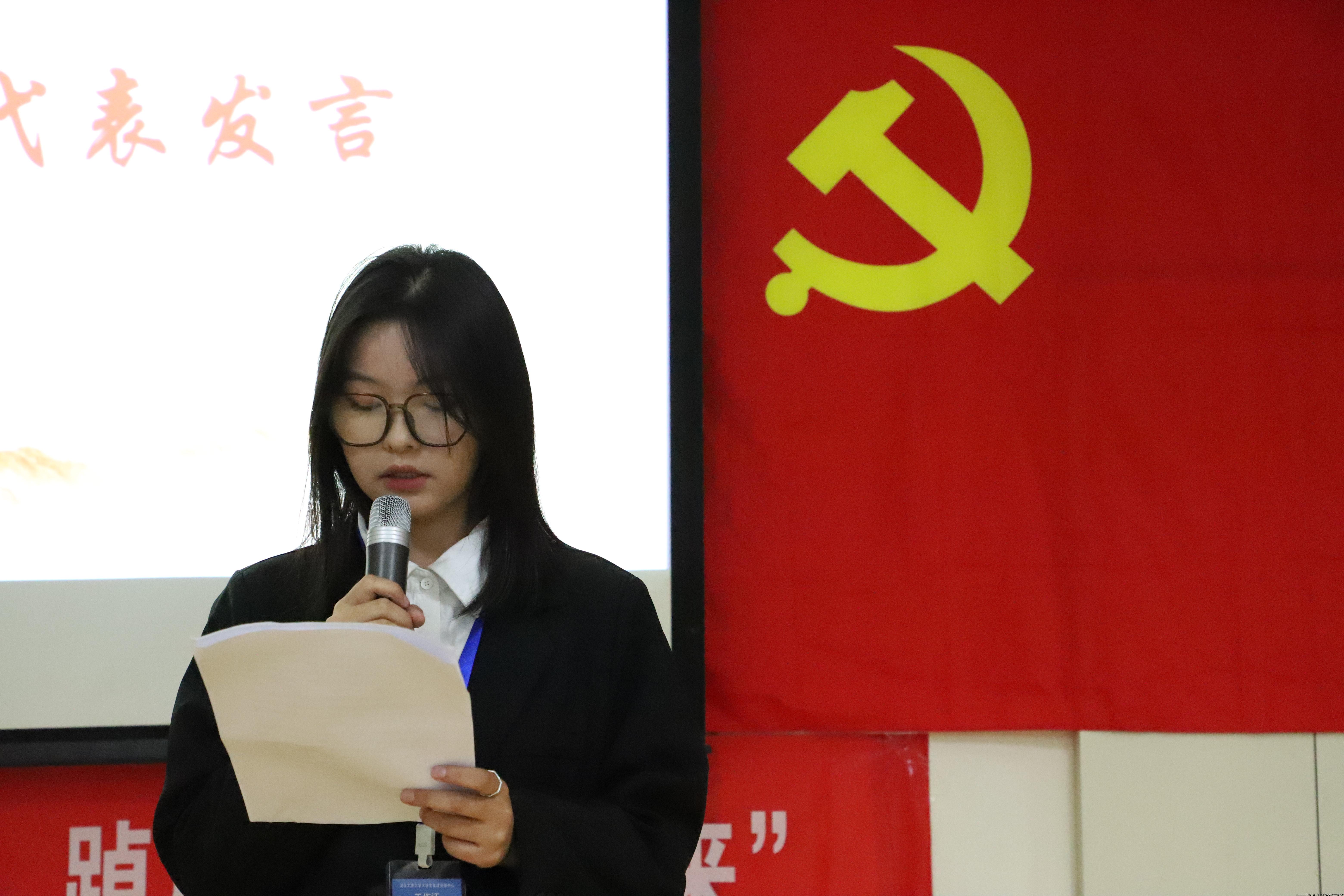实践活动部张宏倩作为部员代表发言.jpg