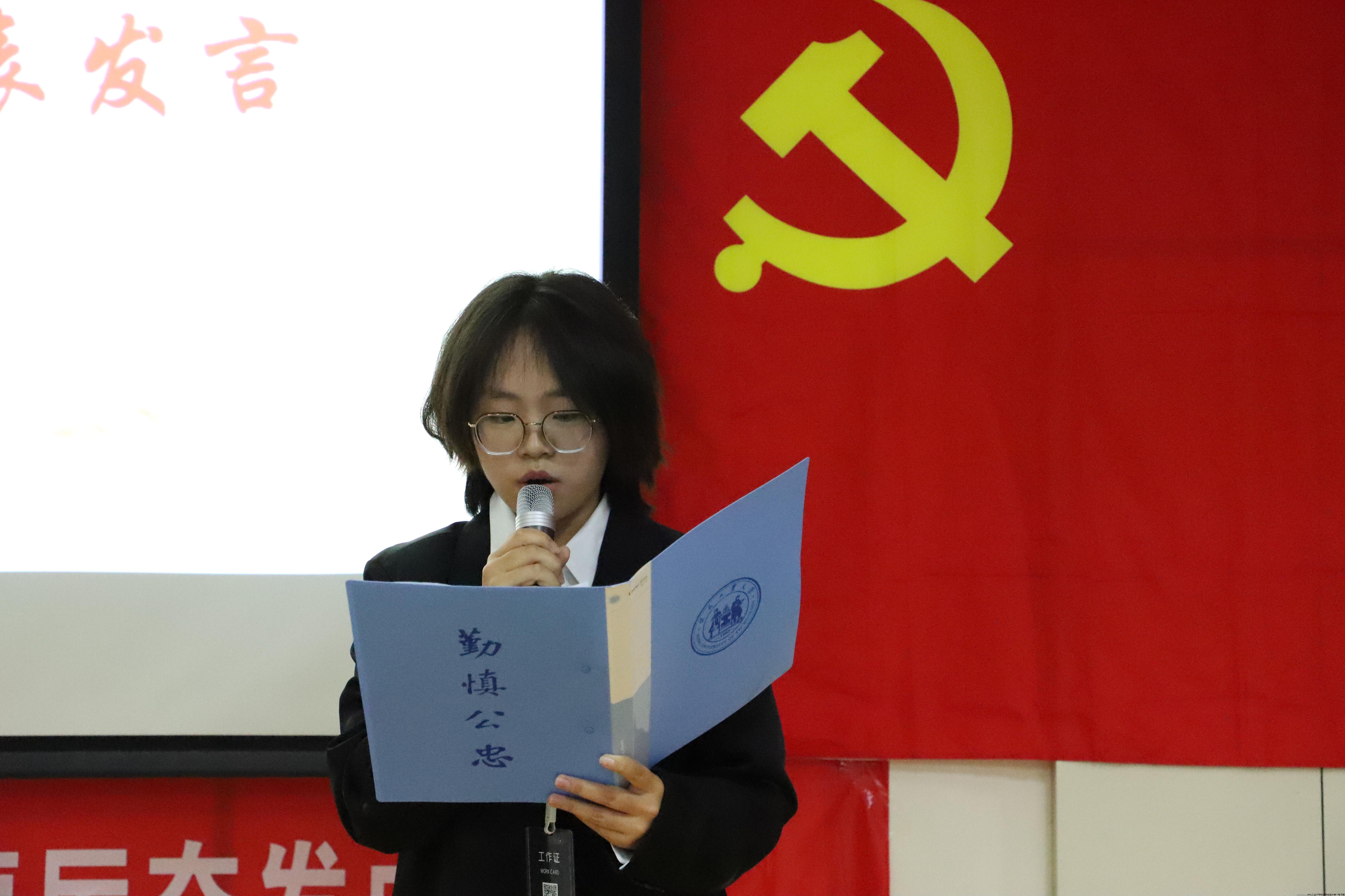 秘书处高靖依作为部员代表发言.jpg