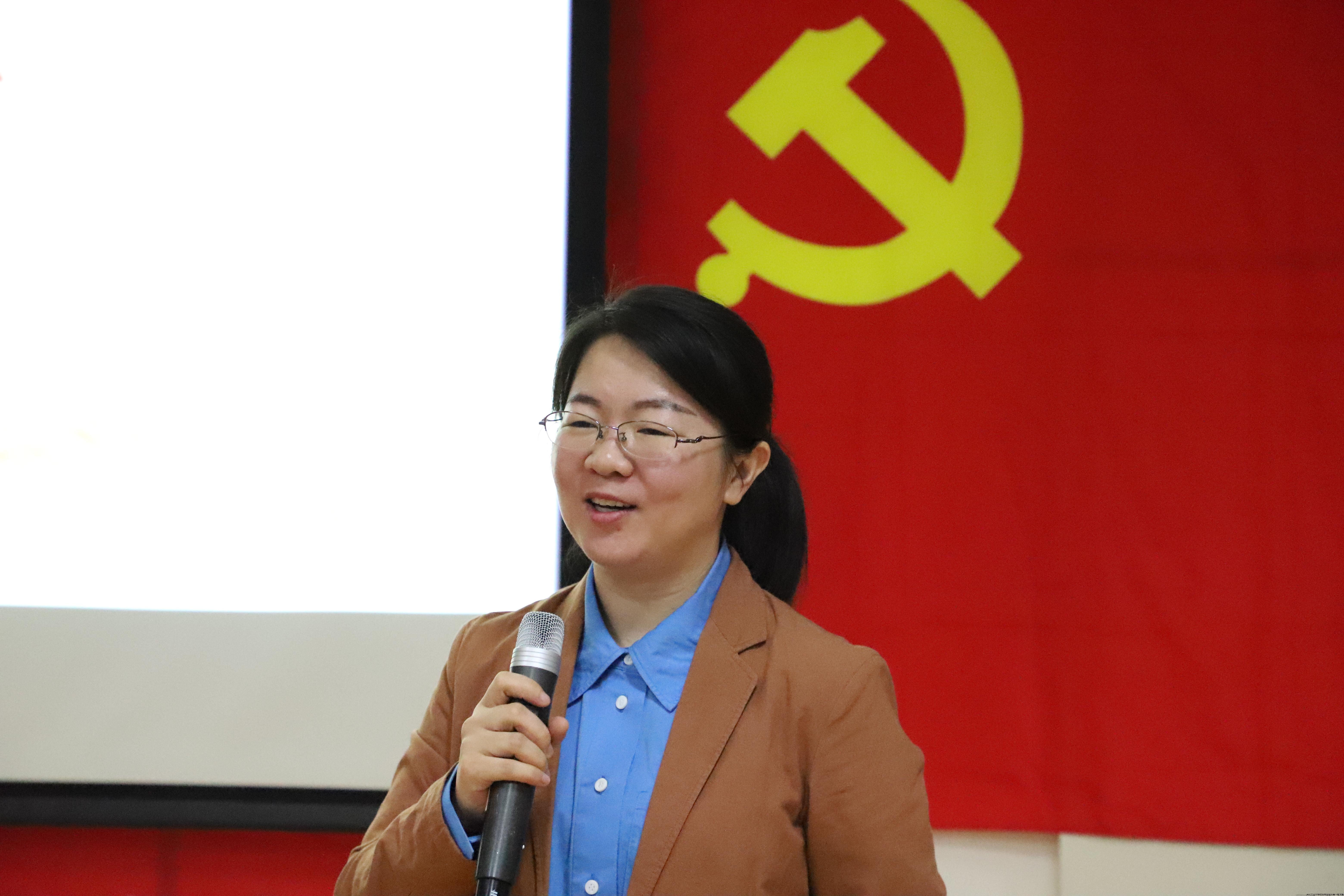 指导老师孙冬雪于成立大会中作会议总结.jpg