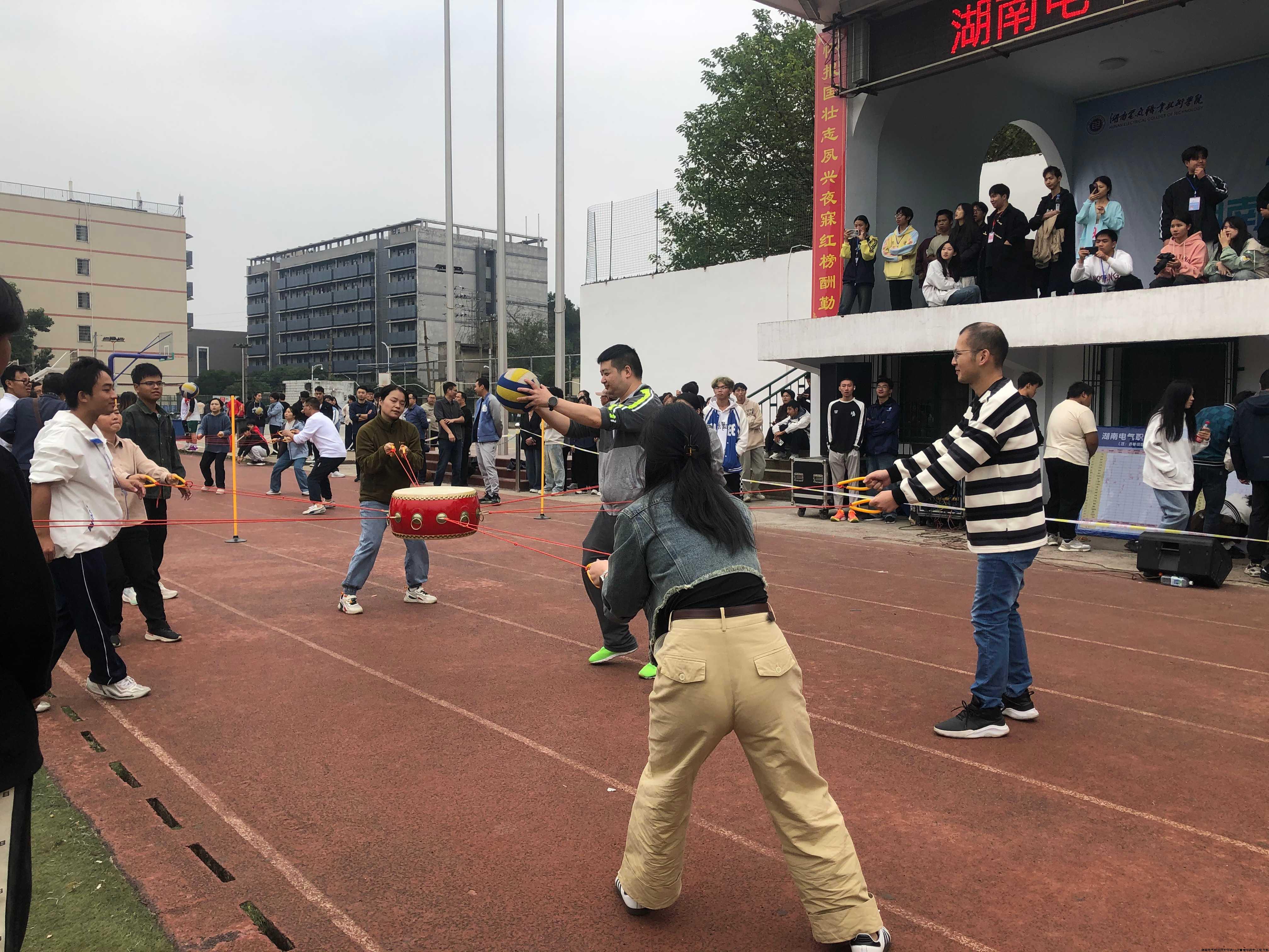 教工党员趣味运动会“同心击鼓”.jpg