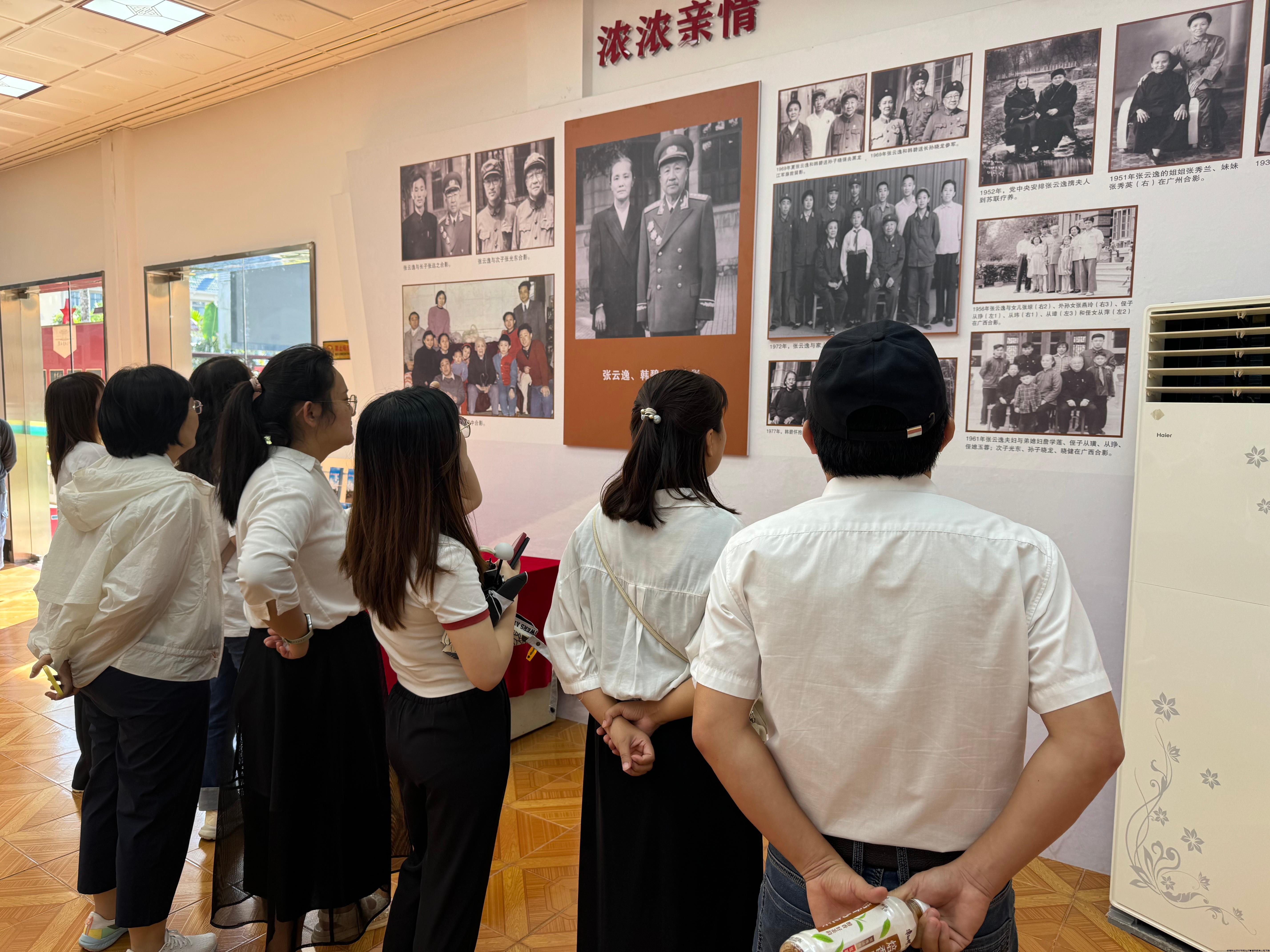 党员参观馆内张云逸的相关事迹和历史文物.jpg