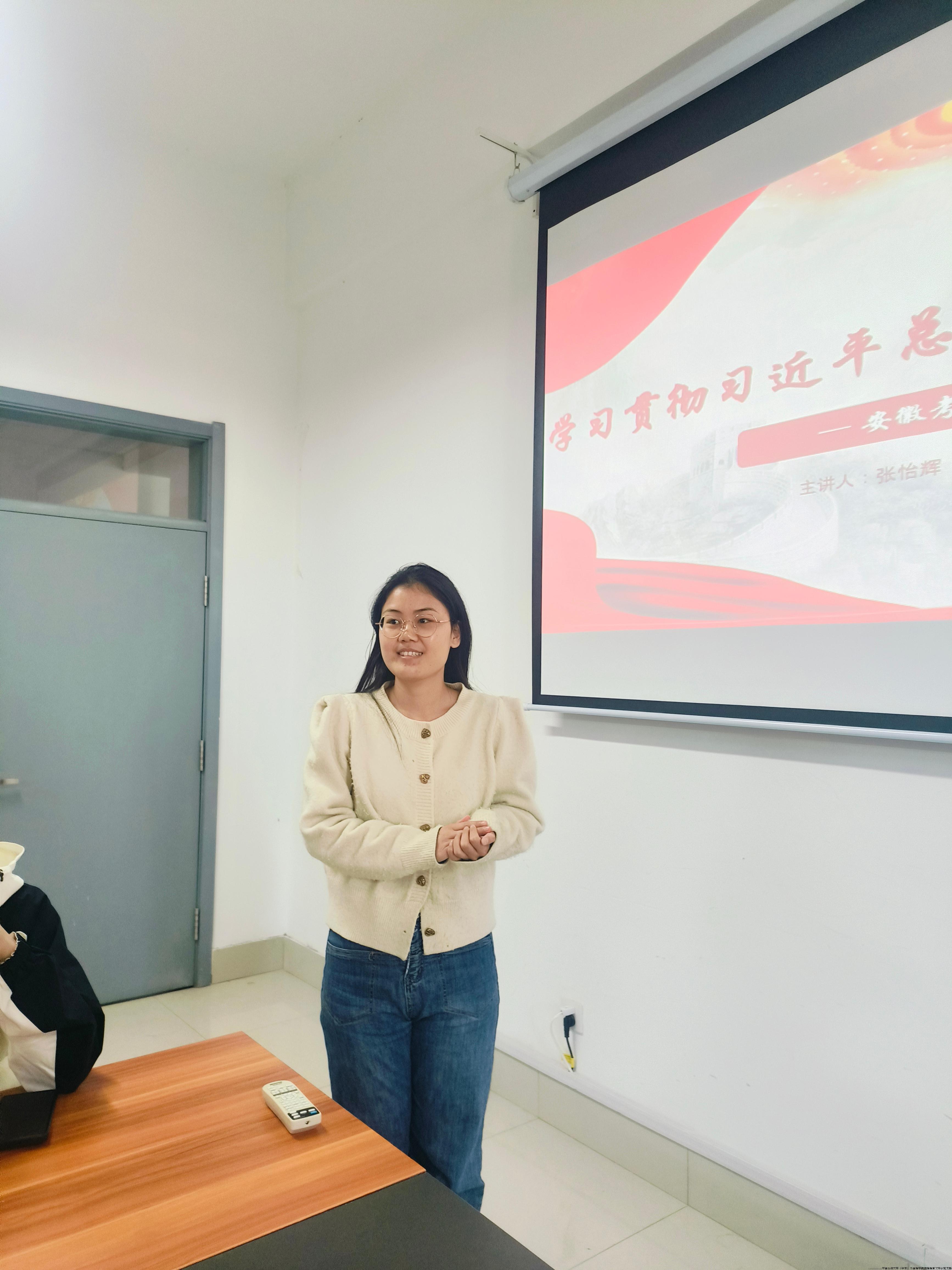 张怡辉讲党课 (2).jpg