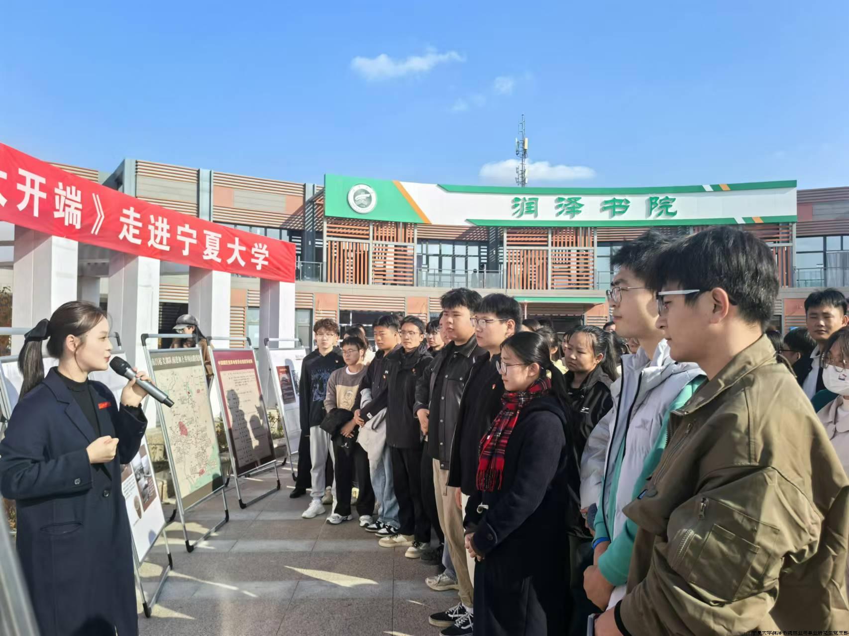 同学们认真聆听.jpg