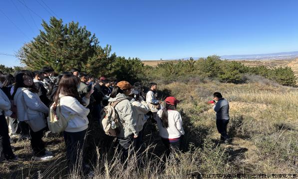 图3 野外实地教学(1).jpg