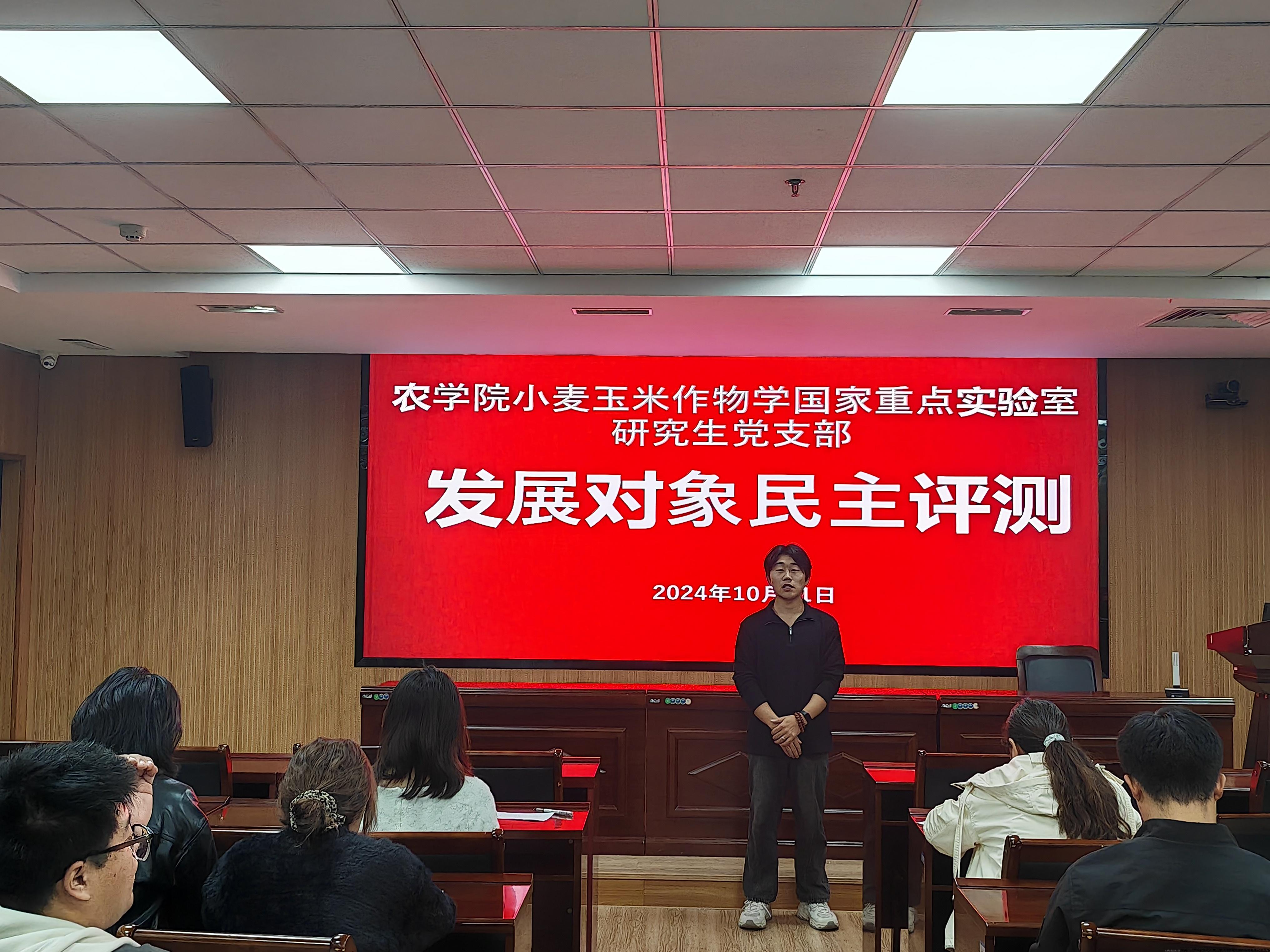 王若飞.jpg