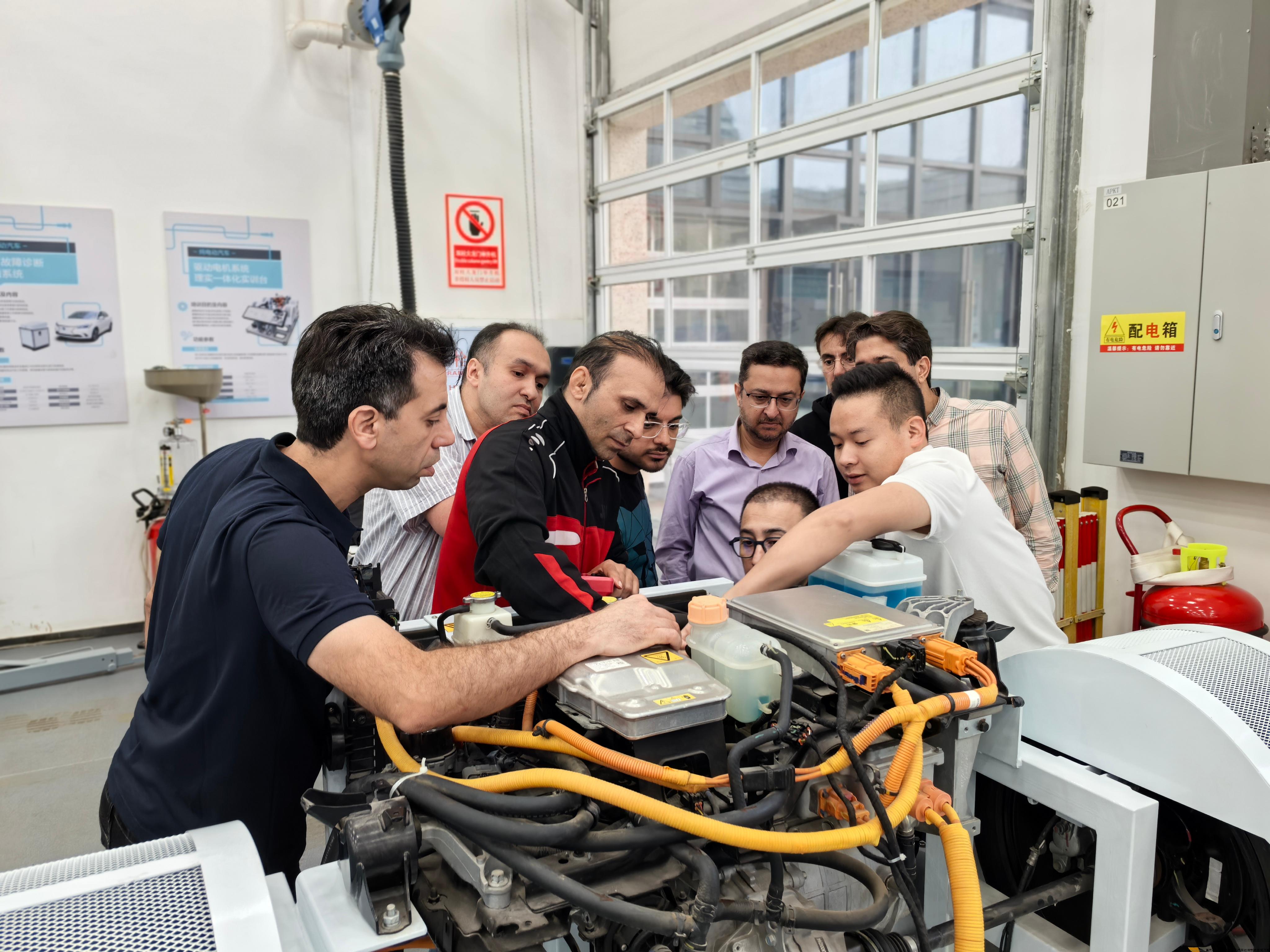 教师实操指导.jpg 教师实操指导.jpg