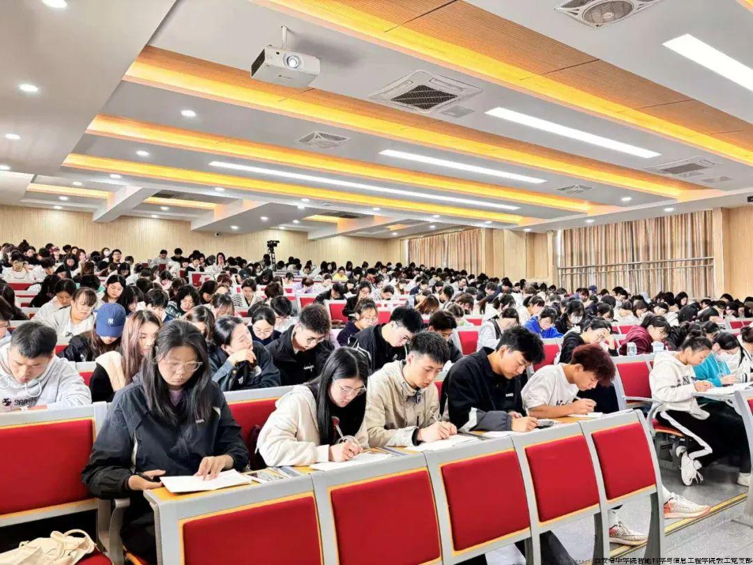 学生认真听讲，并做笔记.jpg