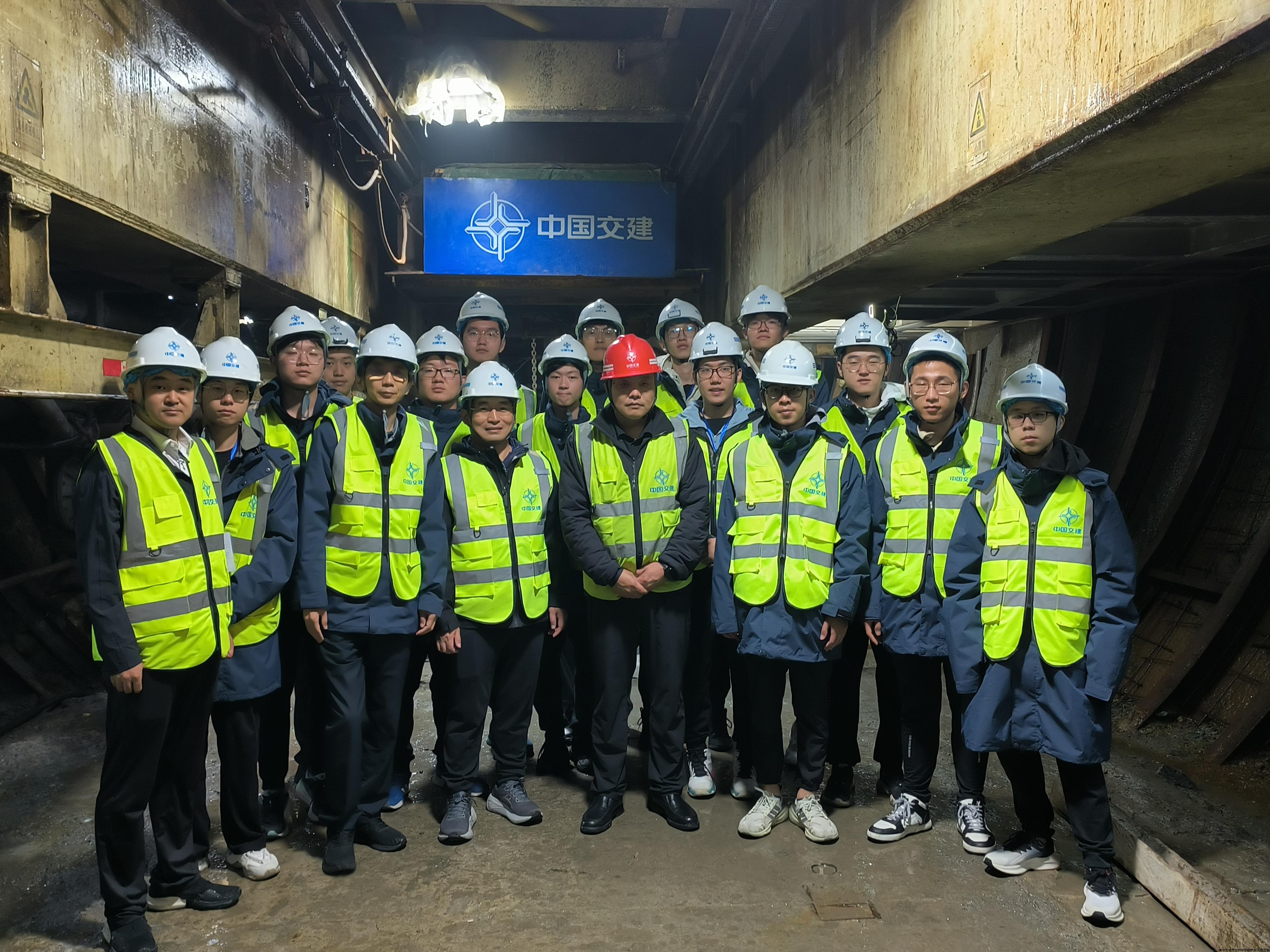 课程师生在天山胜利隧道施工现场参观.jpg