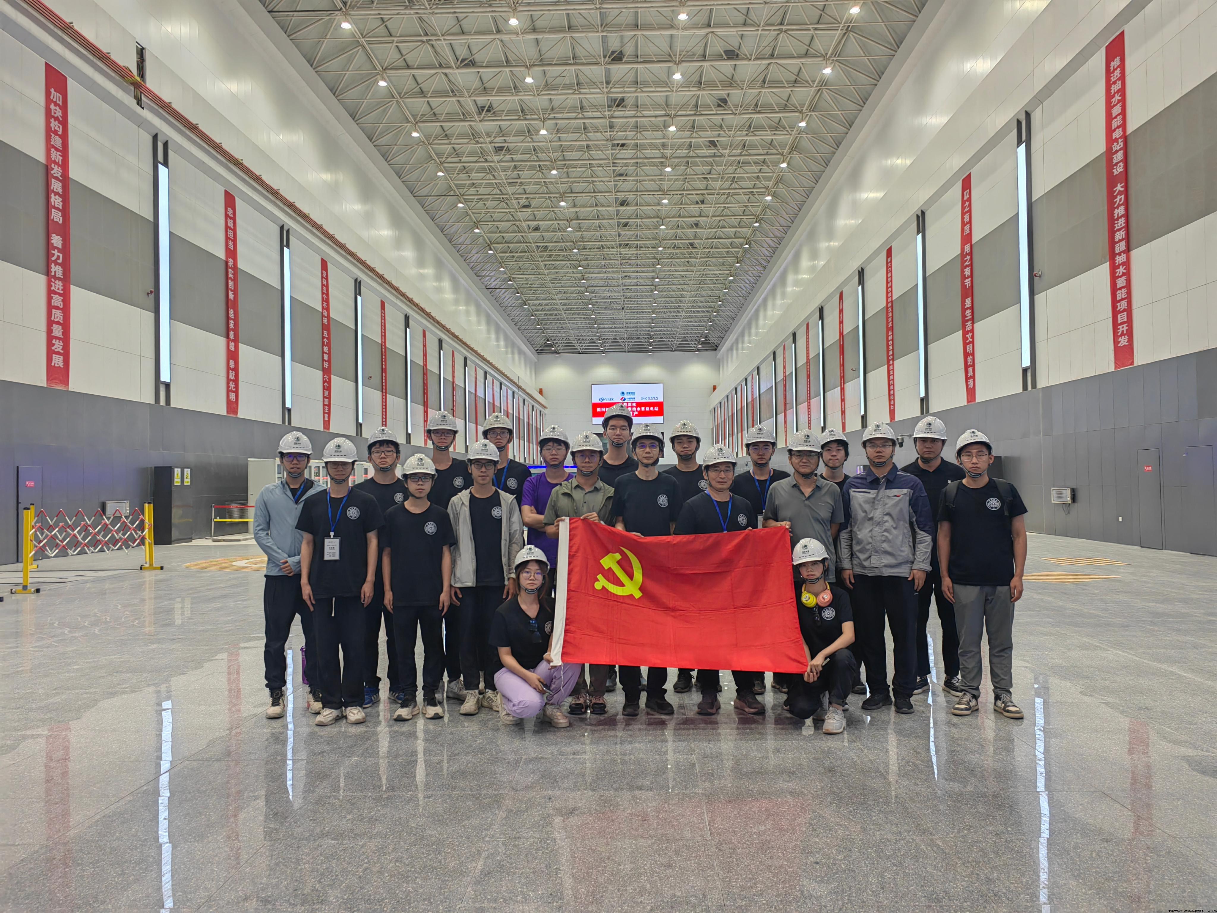 课程师生在阜康抽水蓄能电站主厂房参观.jpg