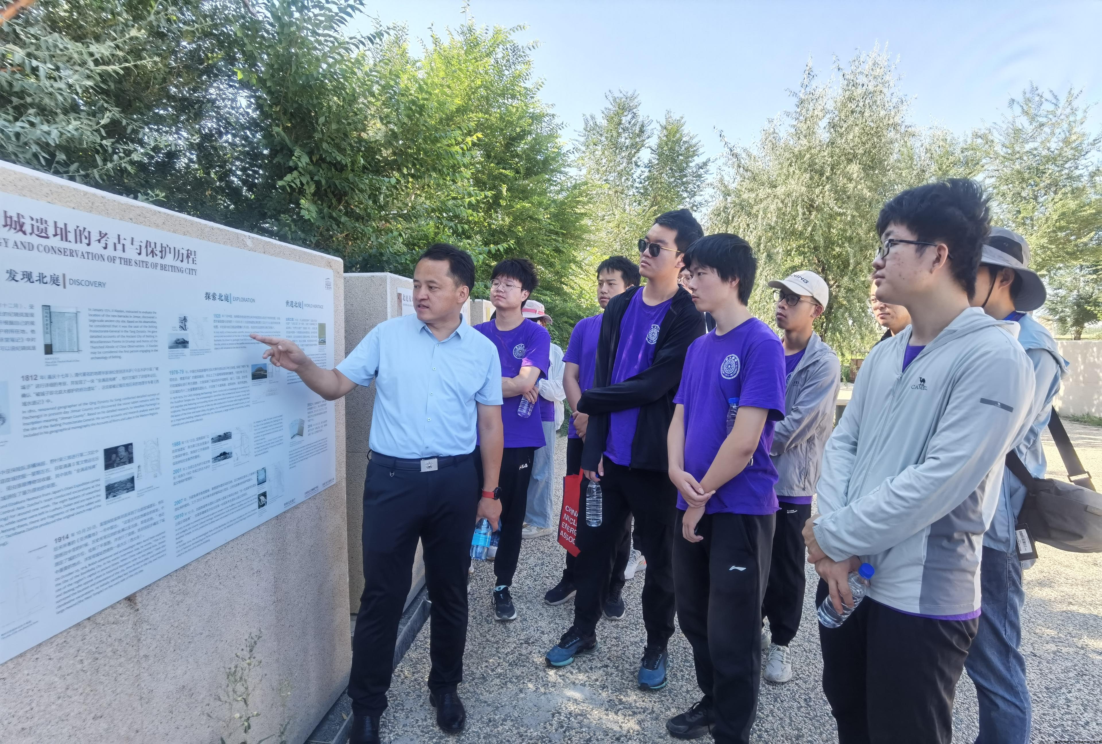 课程师生参观北庭故城遗址.jpg