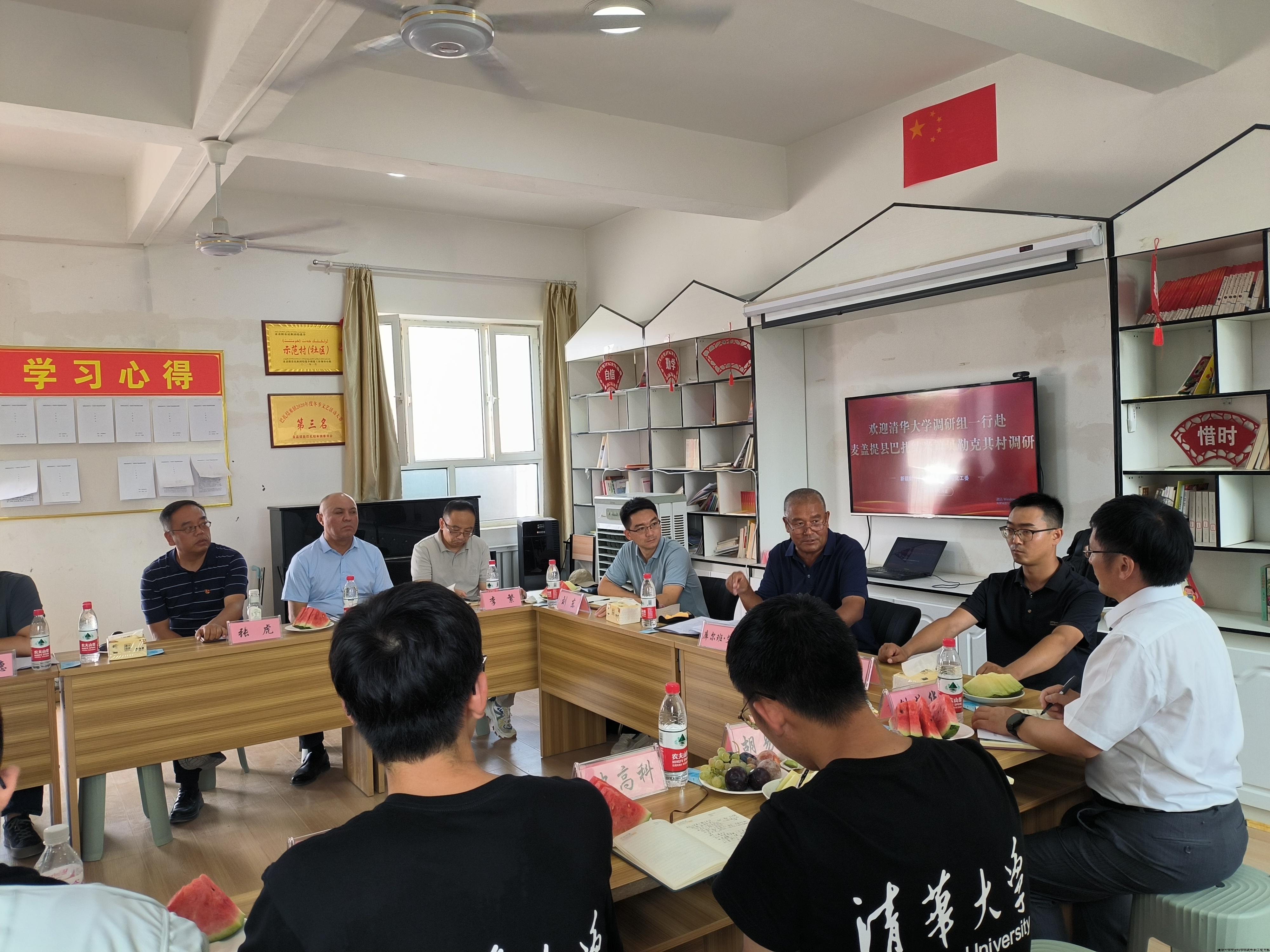 课程师生在麦盖提县巴扎结米镇贝勒克其村与村民座谈.jpg