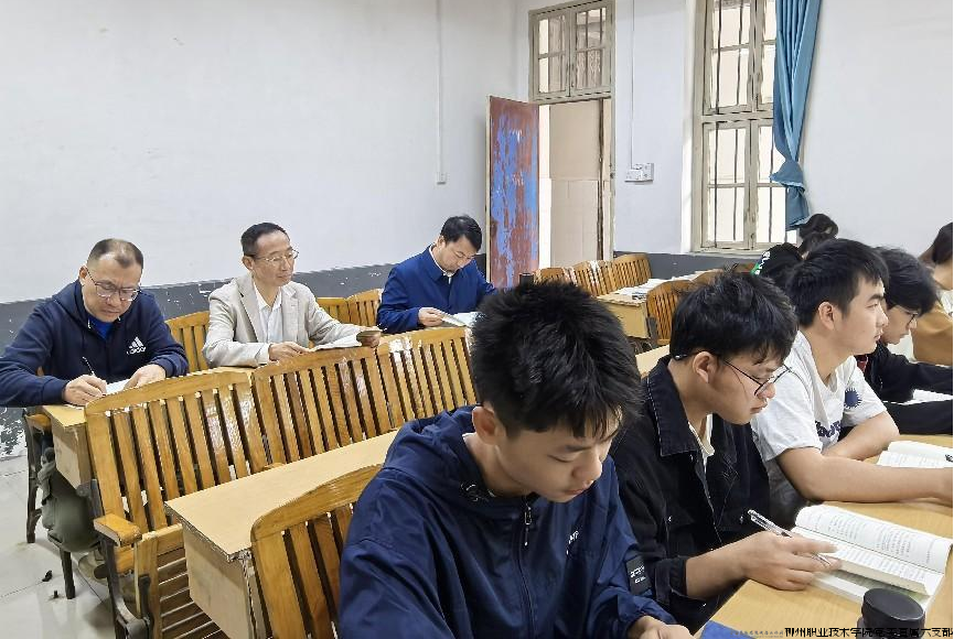 刘书记在听课.png