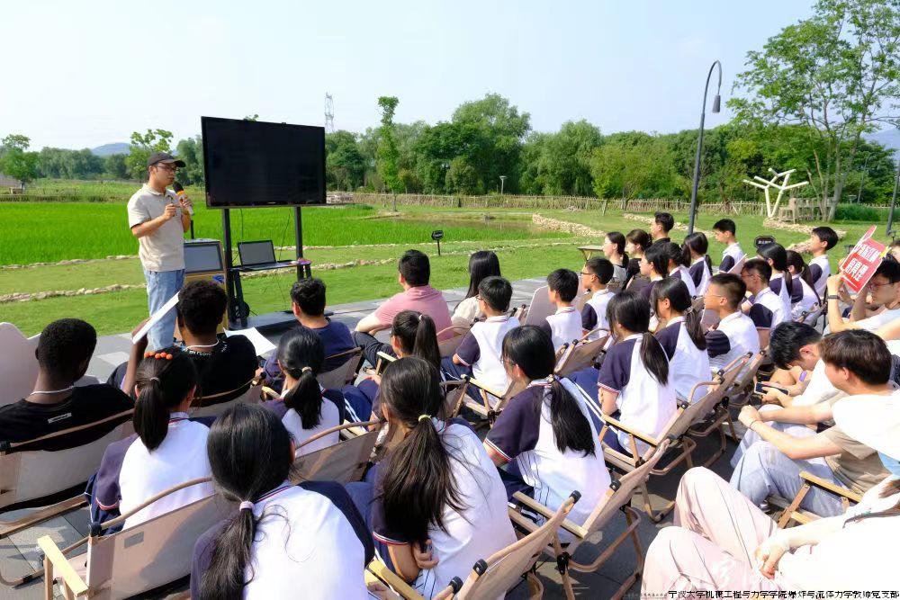 3-3.为梁弄镇初级中学学生带来科普小课堂.jpg