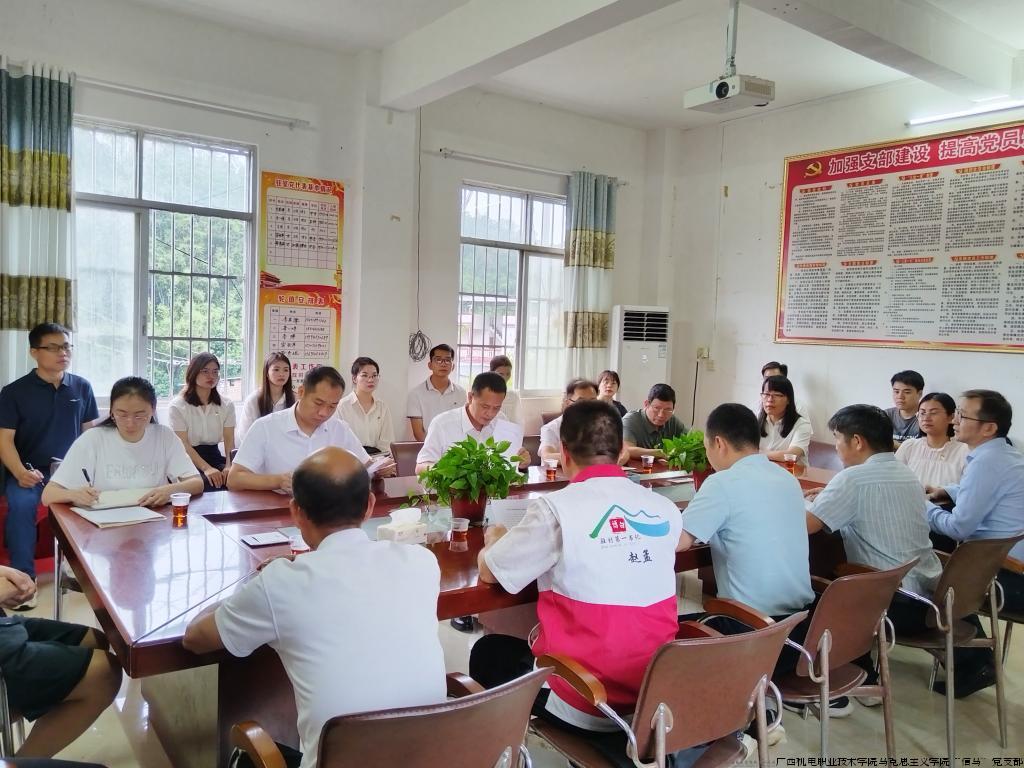 图2：开展座谈交流会.jpg