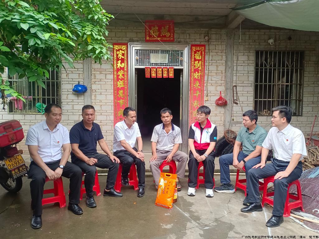 图4：走村入户与帮扶对象拉家常.jpg