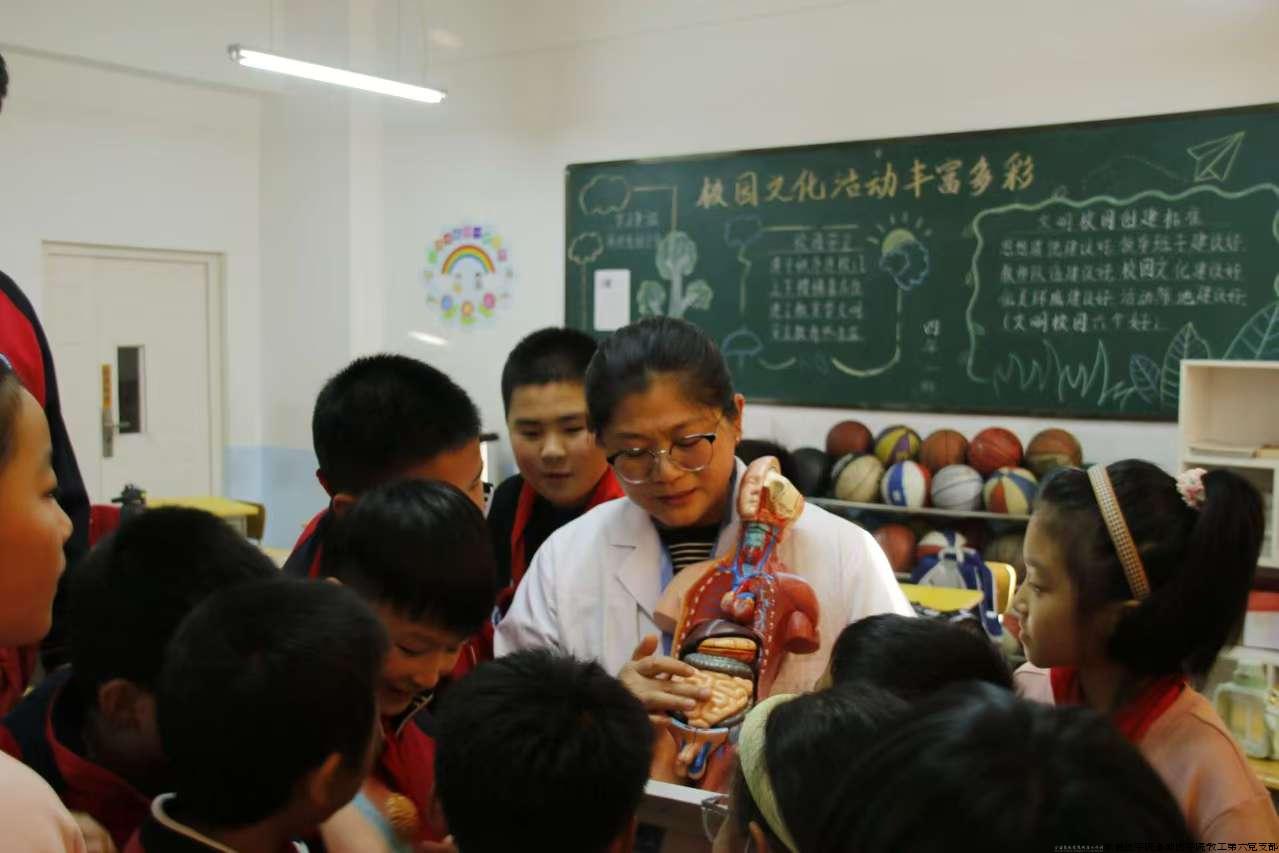 3范彦芳老师讲解人体模型.jpg