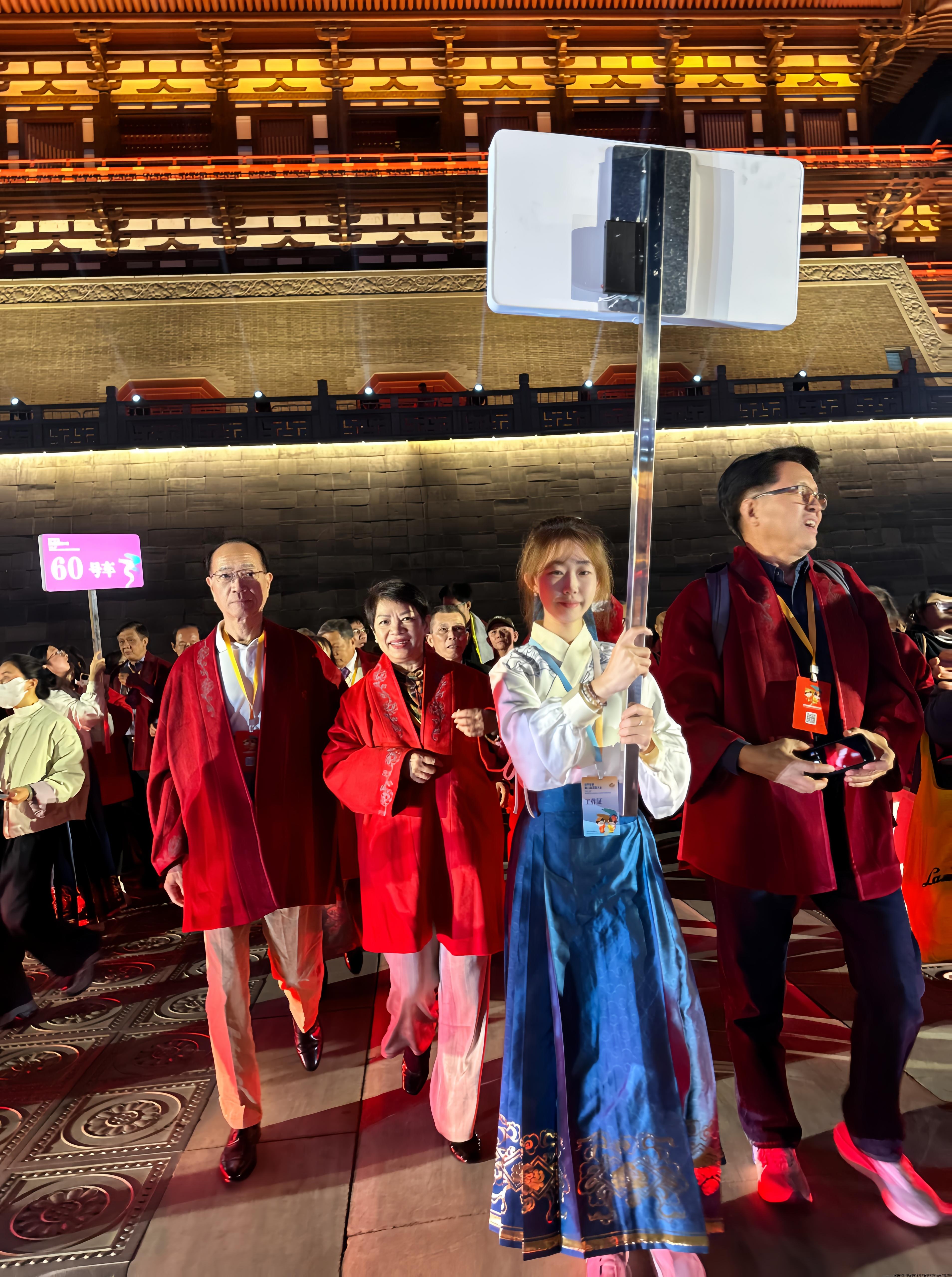 志愿者引导嘉宾入场参加开幕式 志愿者引导嘉宾入场参加开幕式