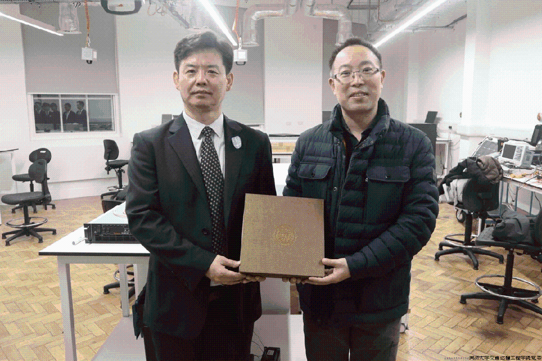 交流团参观伦敦国王学院合影.gif
