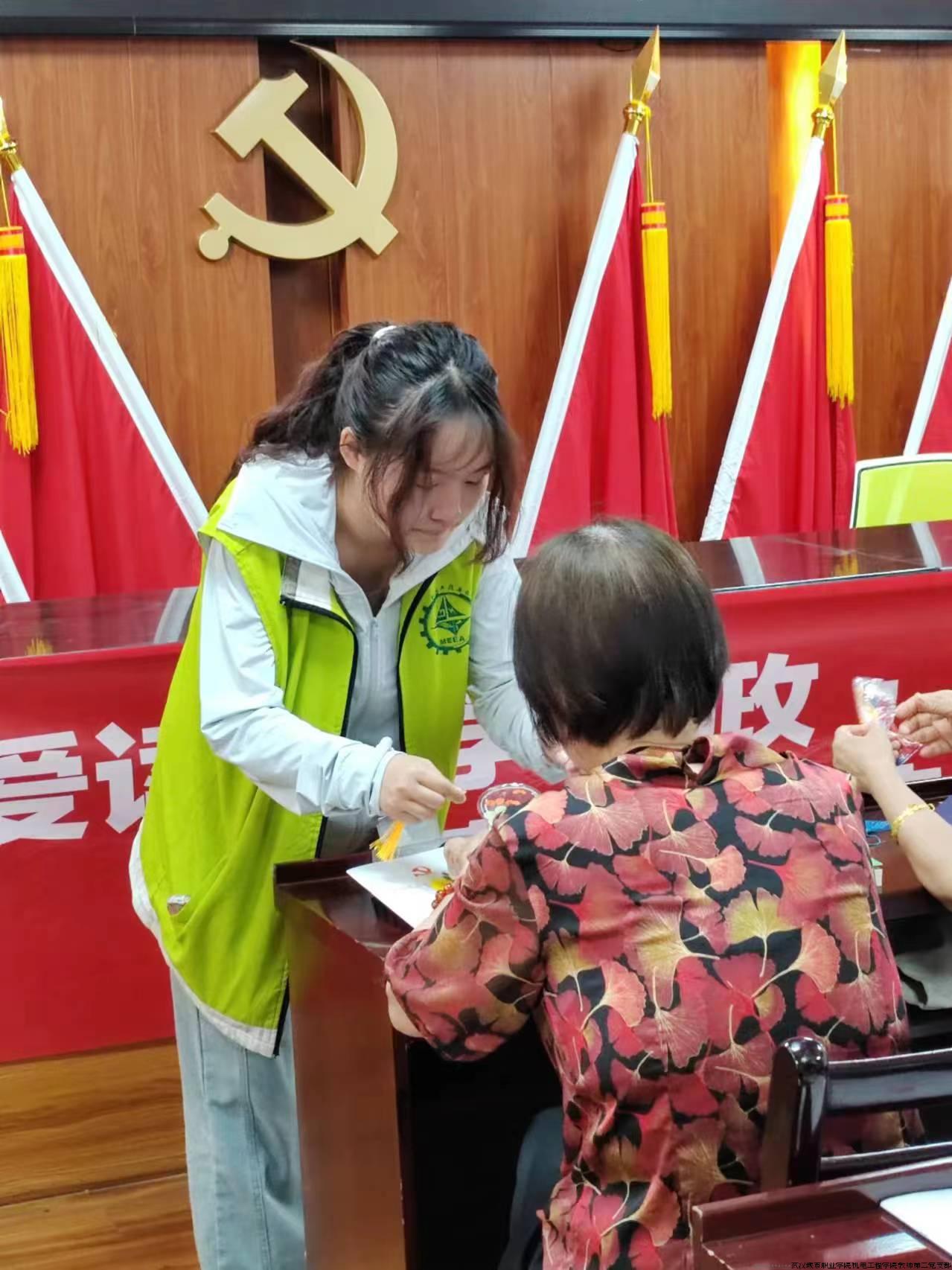 青年志愿者与老人一起制作书签.jpg