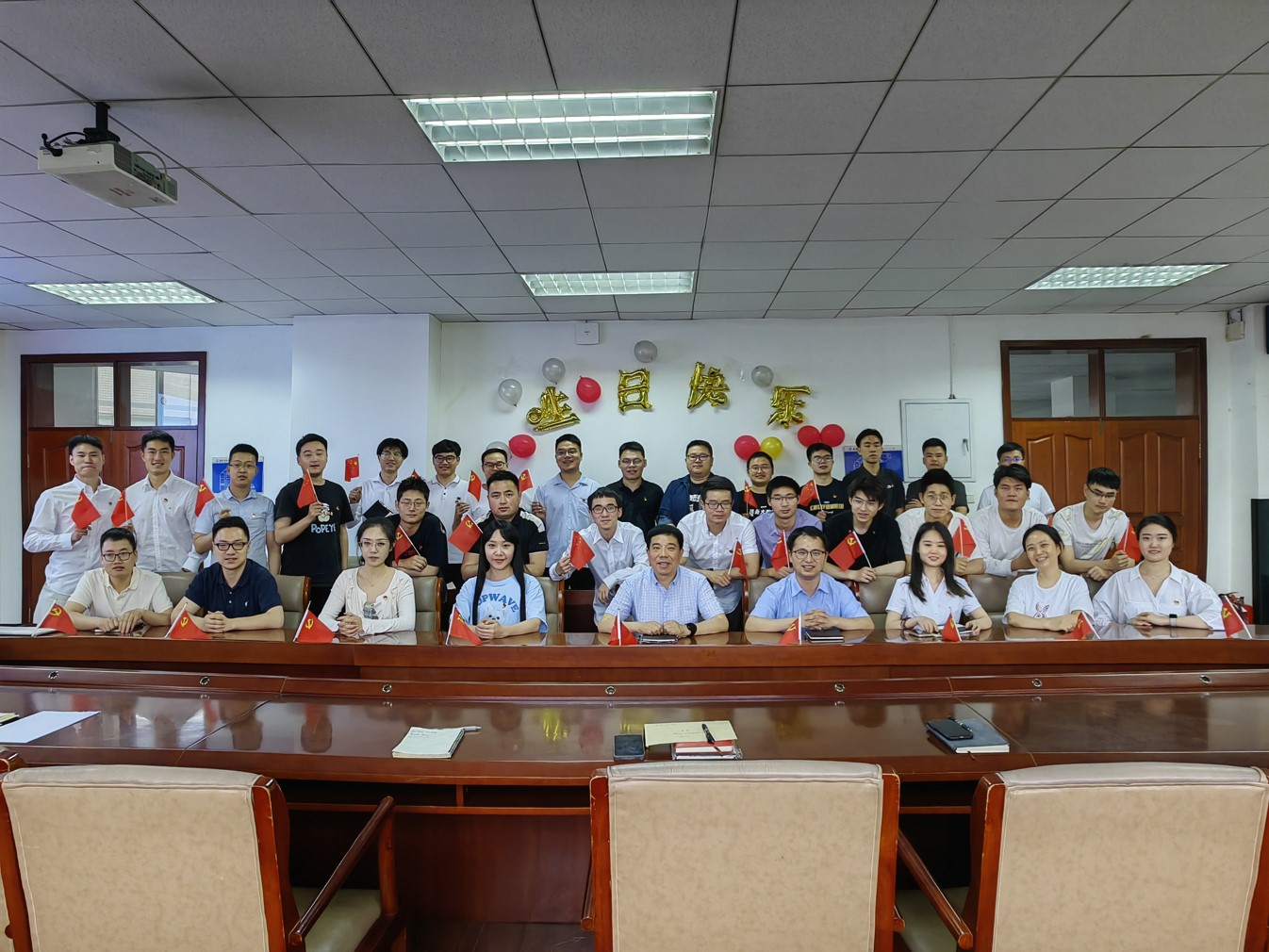 图为支部同志合影纪念。.jpg 图为支部同志合影纪念。.jpg