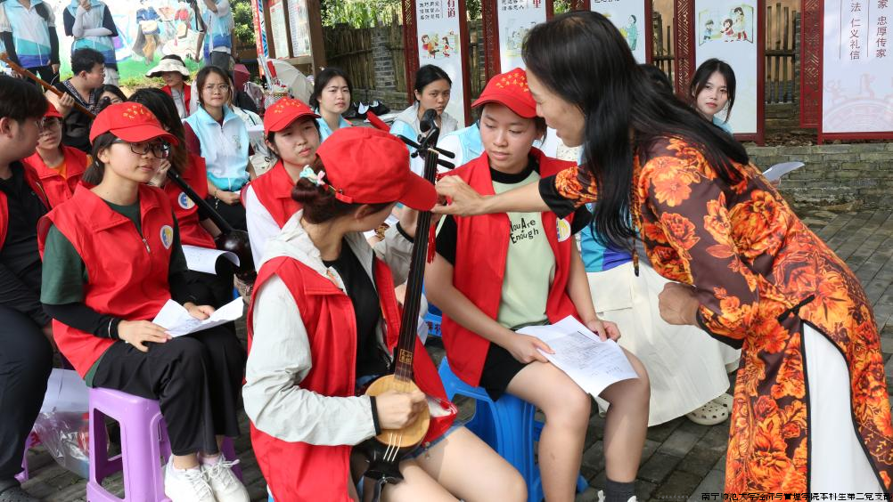 同学亲自体验天琴  归翔 摄.png