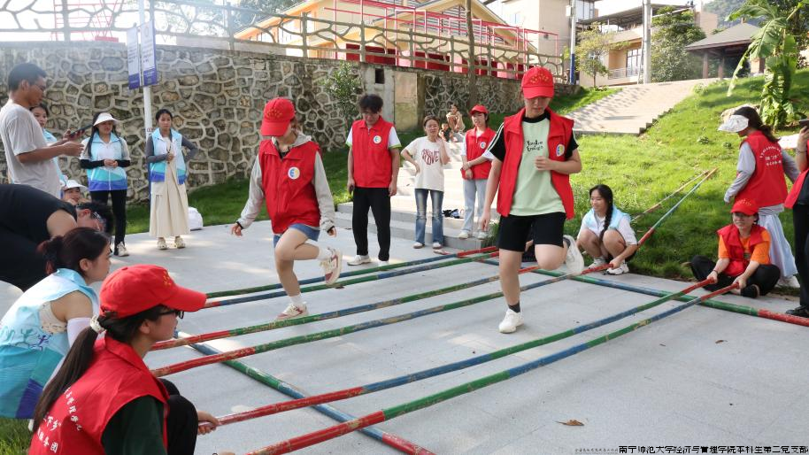 同学亲自体验竹竿舞 归翔 摄.png