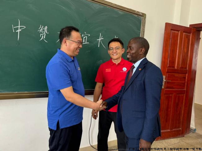 C:Users71099Desktop稿件、一周一篇中赞职教合作多点开花：课程标准申报研讨、订单班毕业双选会举行，铜版画赠礼传情谊图片 8