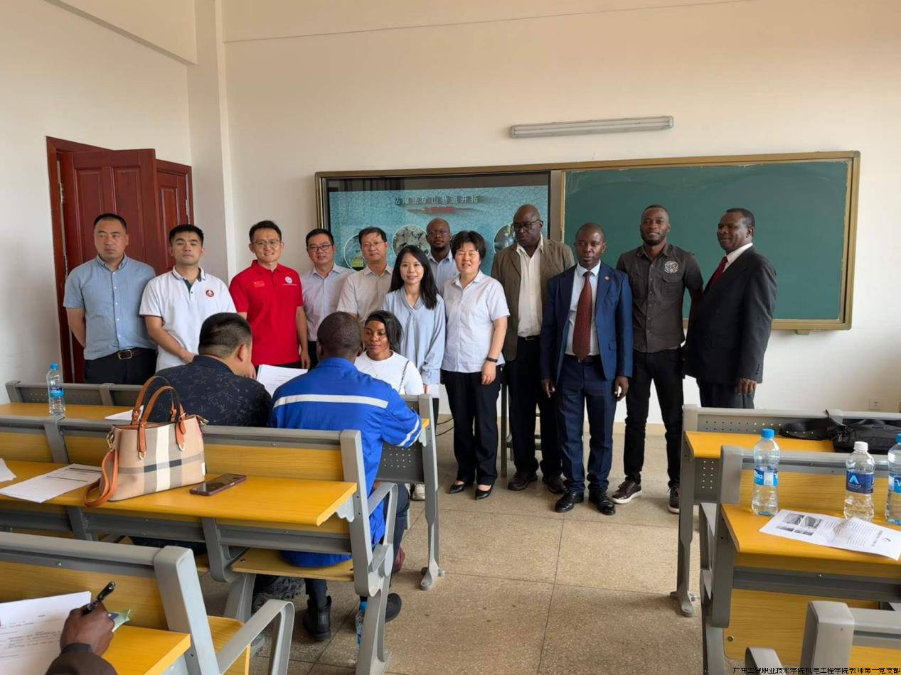 C:Users71099Desktop稿件、一周一篇中赞职教合作多点开花：课程标准申报研讨、订单班毕业双选会举行，铜版画赠礼传情谊图片 9