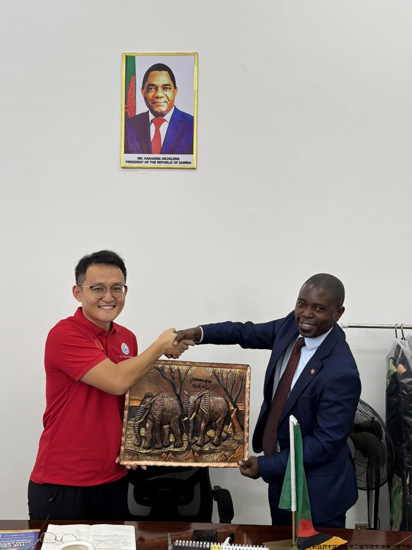 C:Users71099Desktop稿件、一周一篇中赞职教合作多点开花：课程标准申报研讨、订单班毕业双选会举行，铜版画赠礼传情谊图片 11