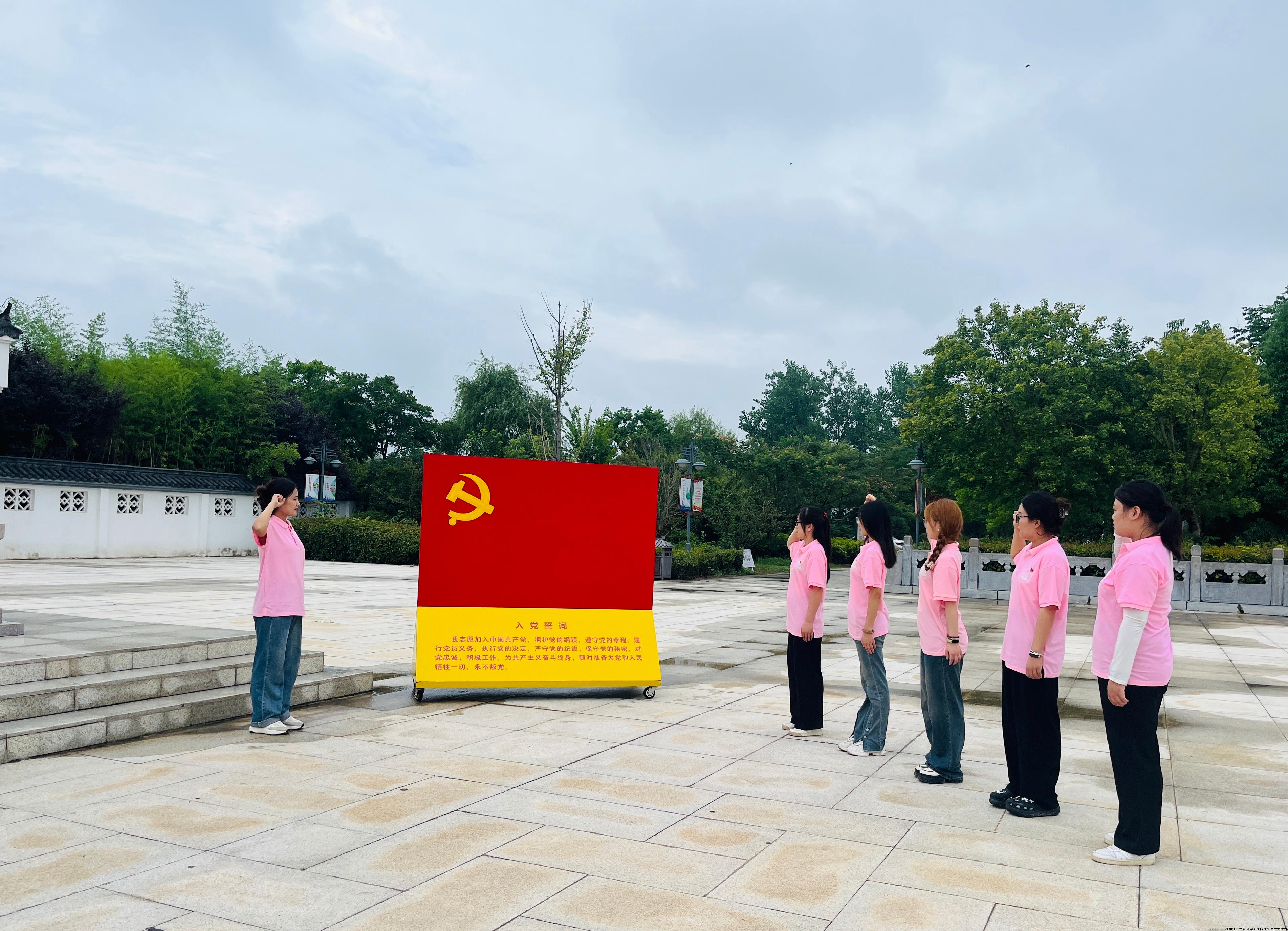 “小松”社会实践团在中共合肥北乡支部纪念馆广场重温入党誓词.jpg